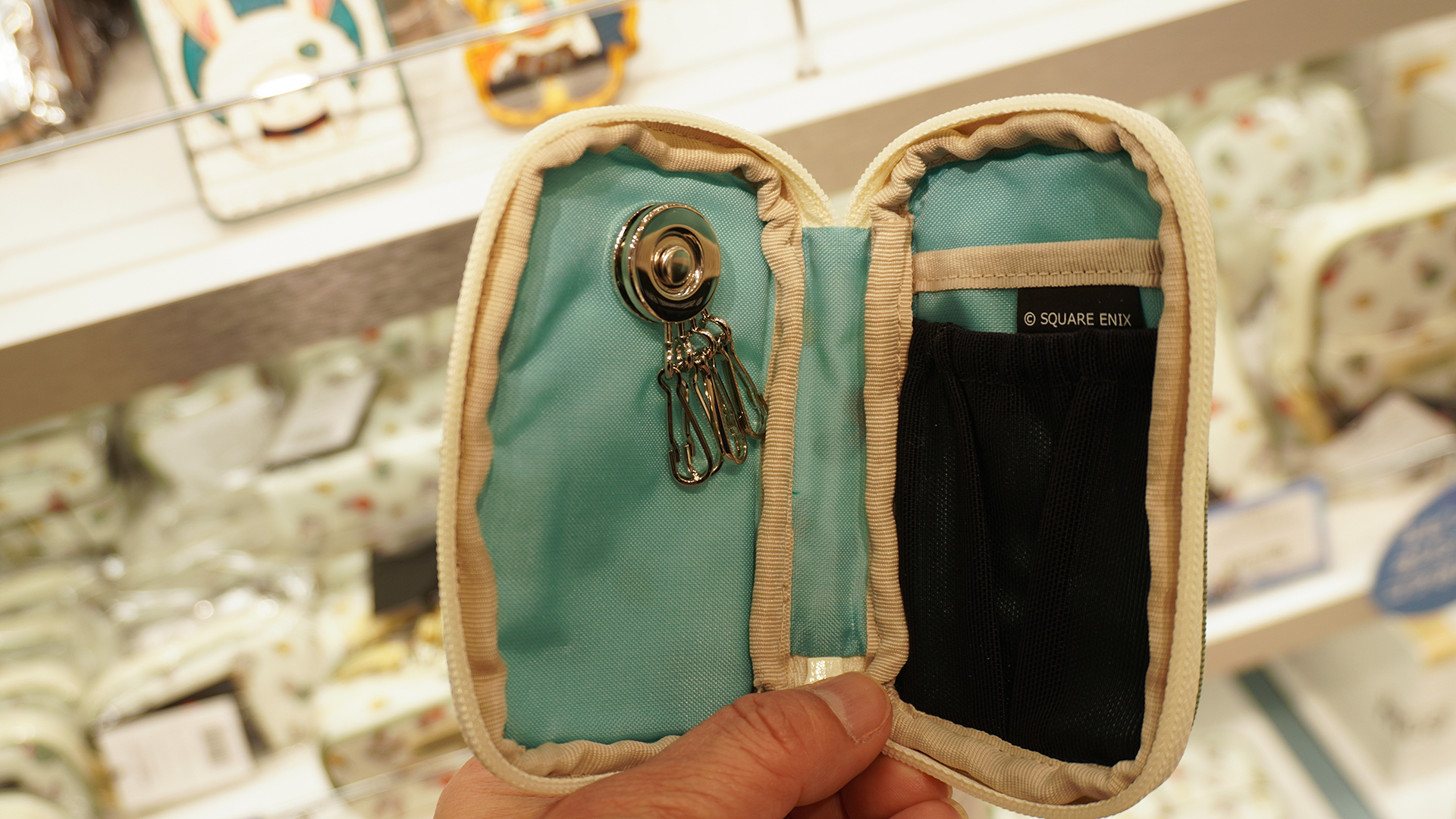 「キーポーチ」の内側は鮮やかなターコイズブルー