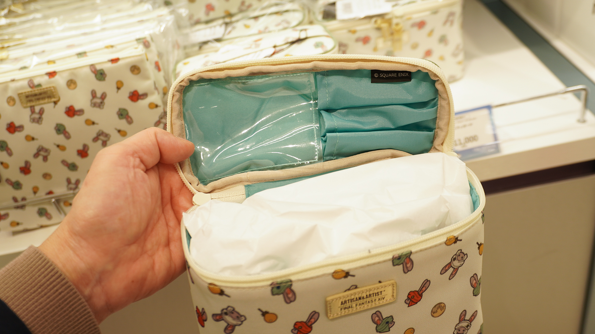 開けるとふたの裏はブラシの収納スペースになっている