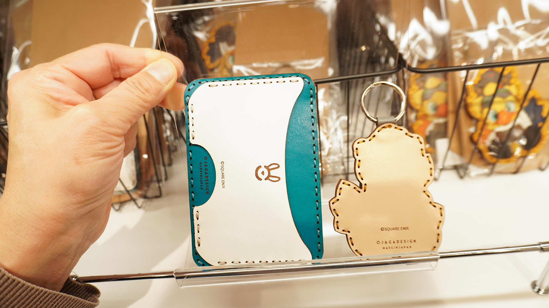 カードケースは裏側にもかわいい意匠が