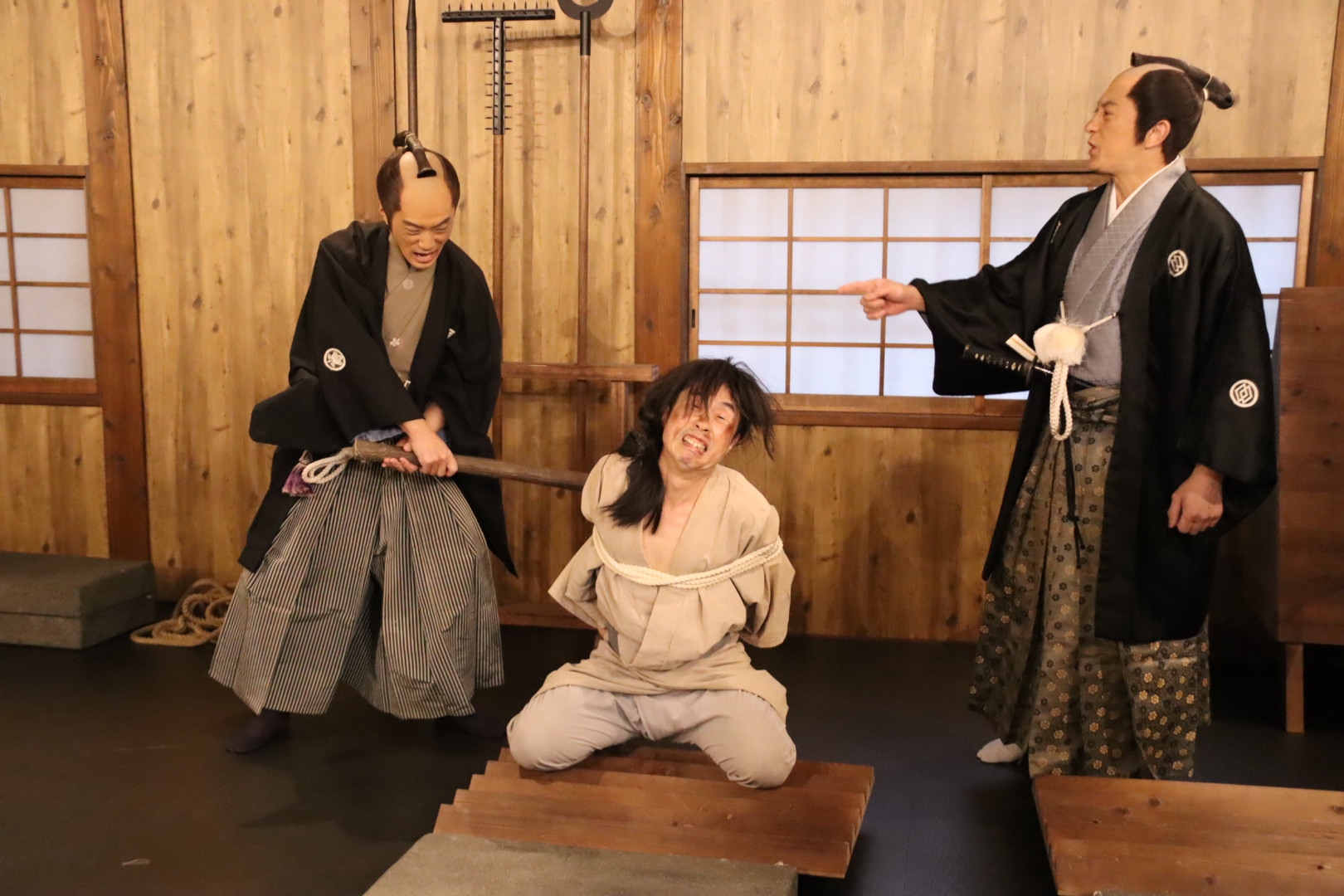 罪人も体験者も拷問を受ける。痛そうに叫ぶほど奉行からの評価が上がっていく（だからといってなにもないが）