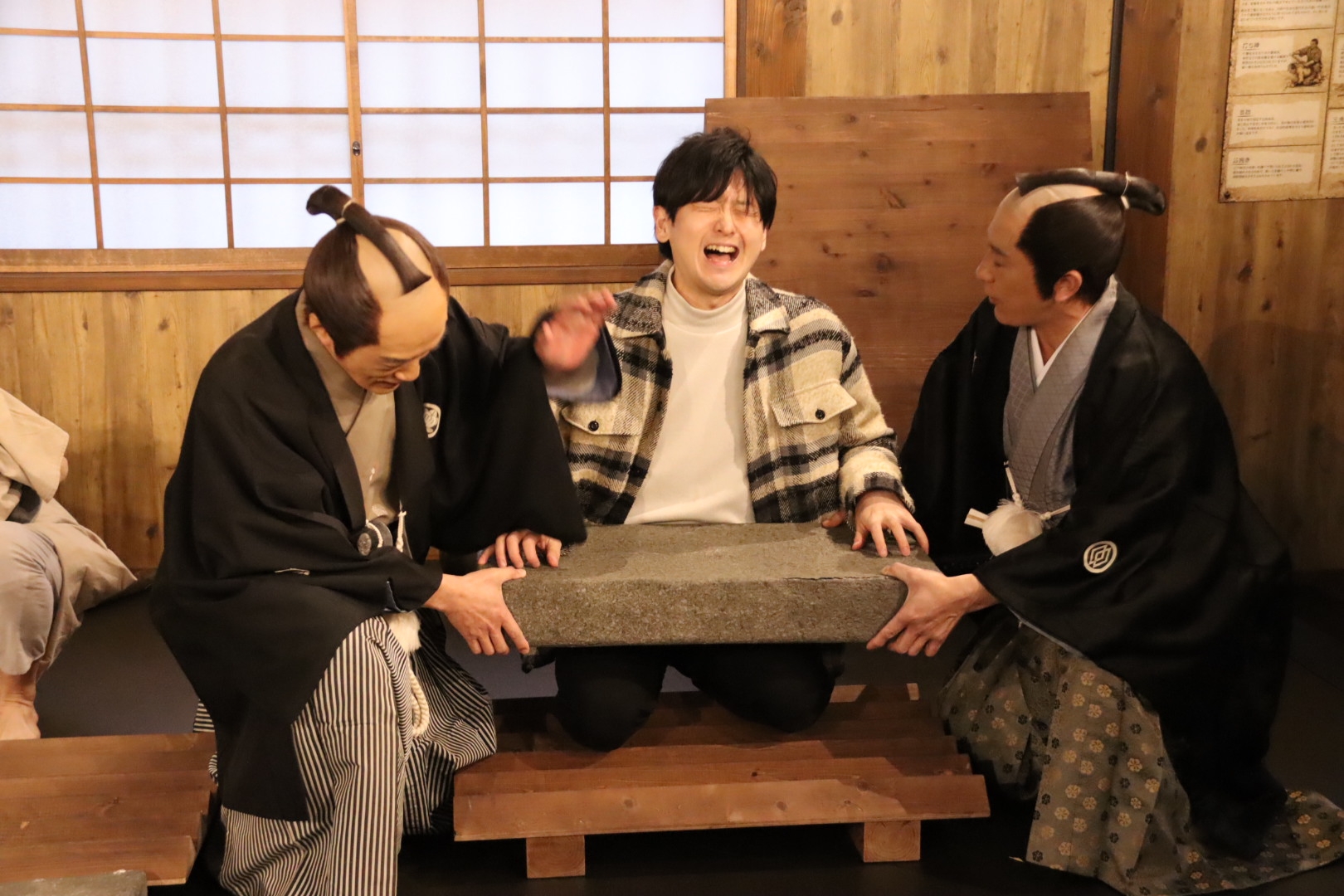 罪人も体験者も拷問を受ける。痛そうに叫ぶほど奉行からの評価が上がっていく（だからといってなにもないが）