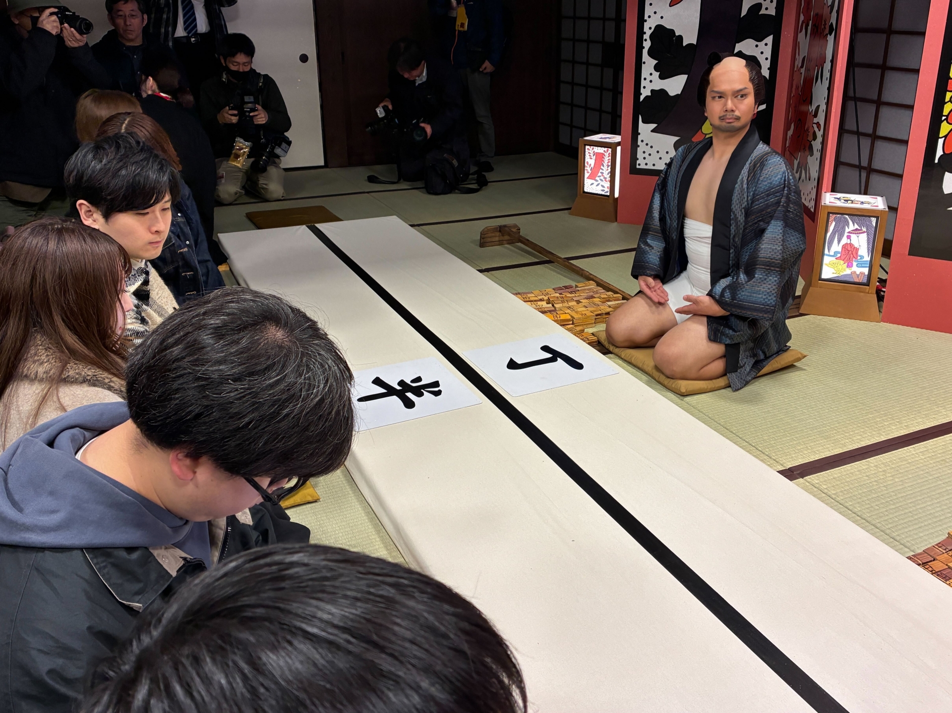 想像通りの賭博場が目の前に現れる