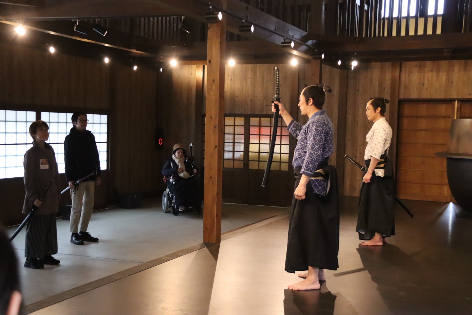 「侍修練場」では刀の持ち方、振るときの構えや足運びなどを教えてもらえる