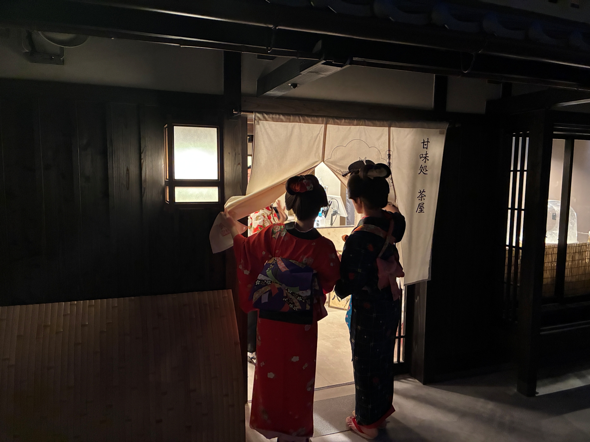 町娘の2人が飲食店のなかを覗き込んで、取材中のメディアと何やら話していた。登場人物との会話も体験のひとつとなるようだ