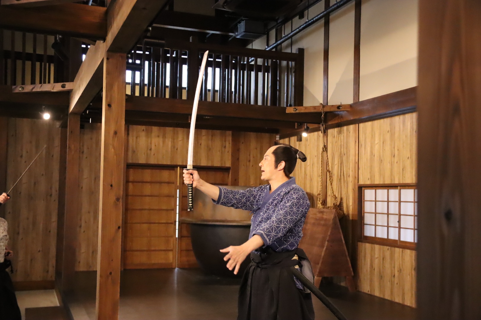 「侍修練場」では刀の持ち方、振るときの構えや足運びなどを教えてもらえる