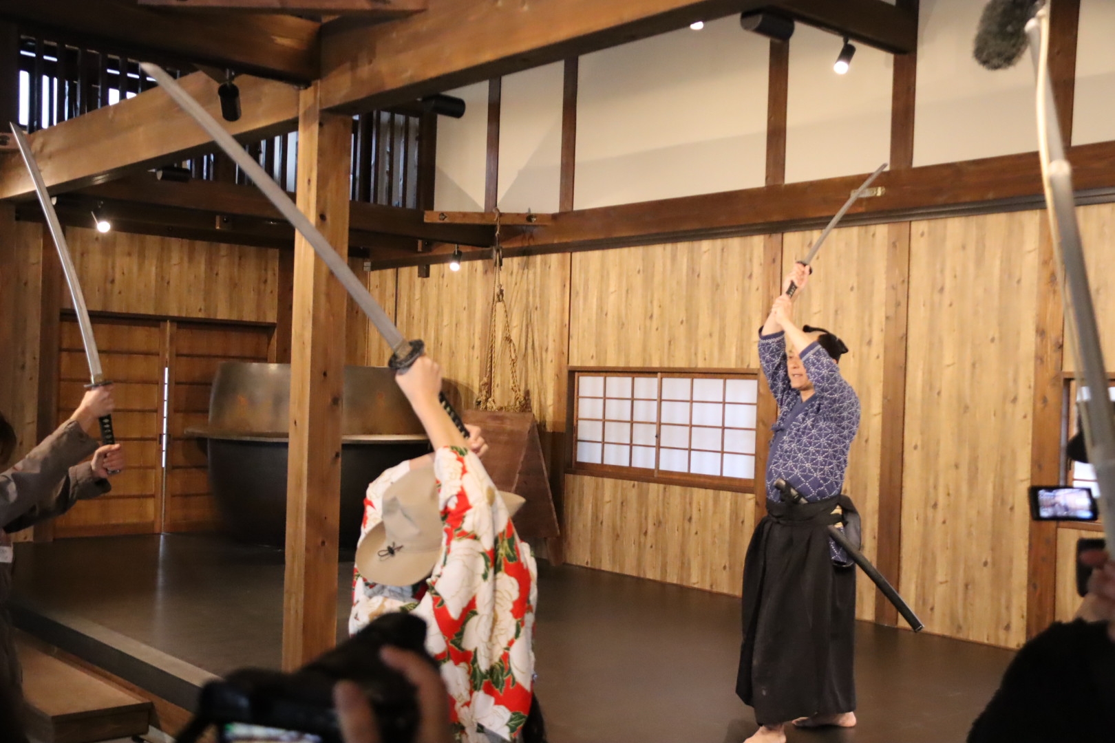 「侍修練場」では刀の持ち方、振るときの構えや足運びなどを教えてもらえる