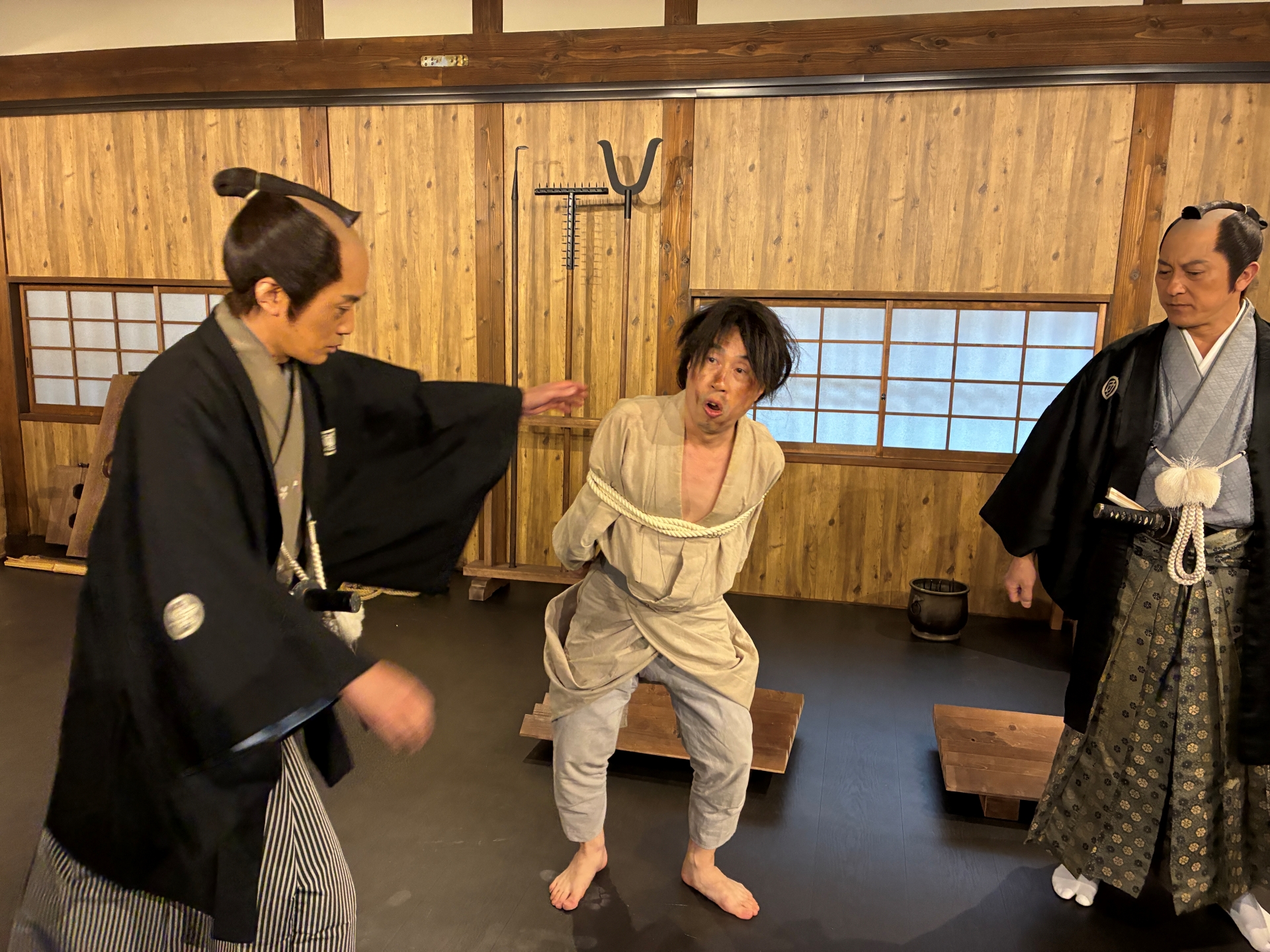 奉行たちと共に、いかにもおとぼけそうな罪人が登場。シリアスな感じは一切なかった