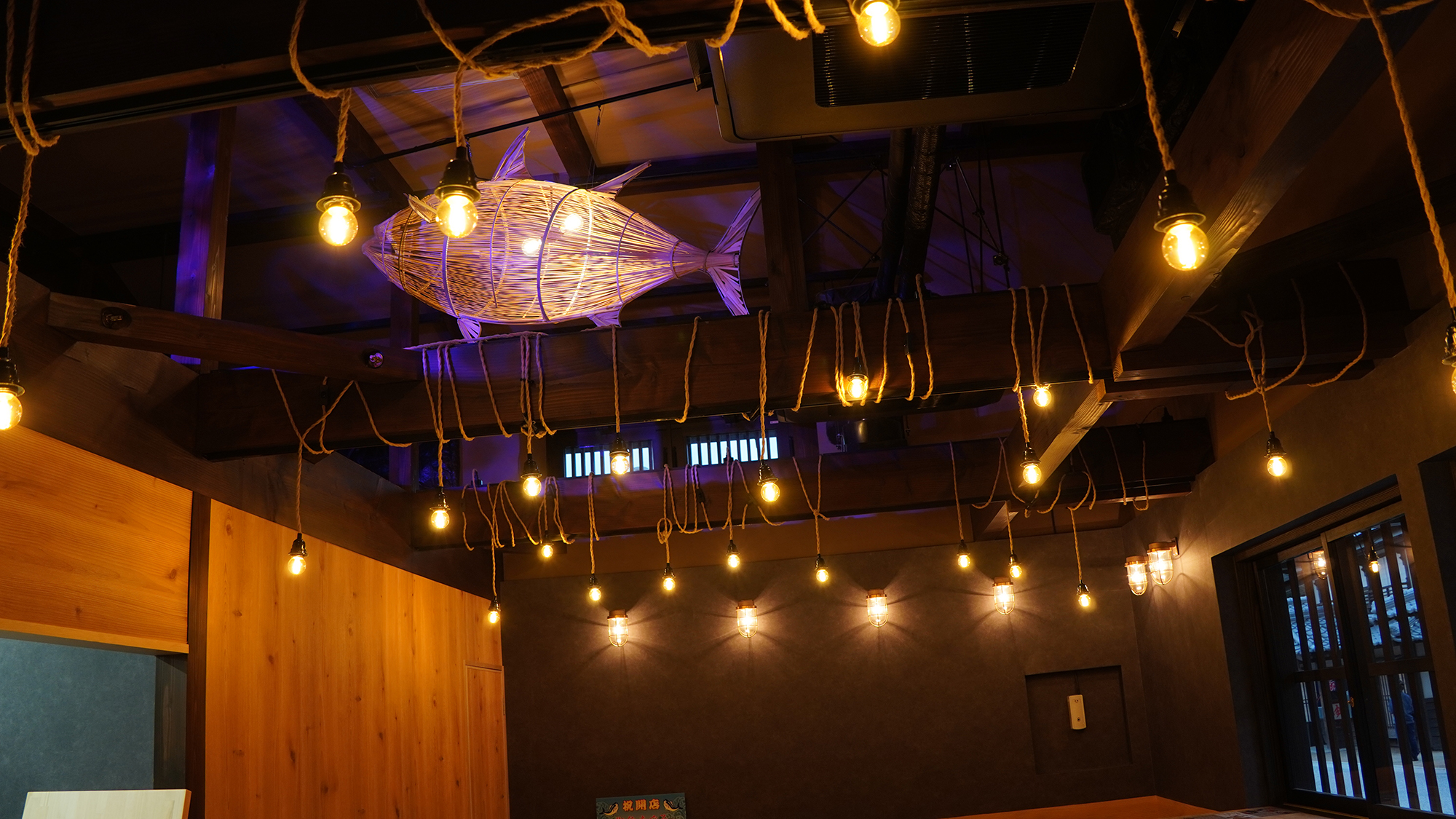 店内には天井近くにマグロが泳いでいる