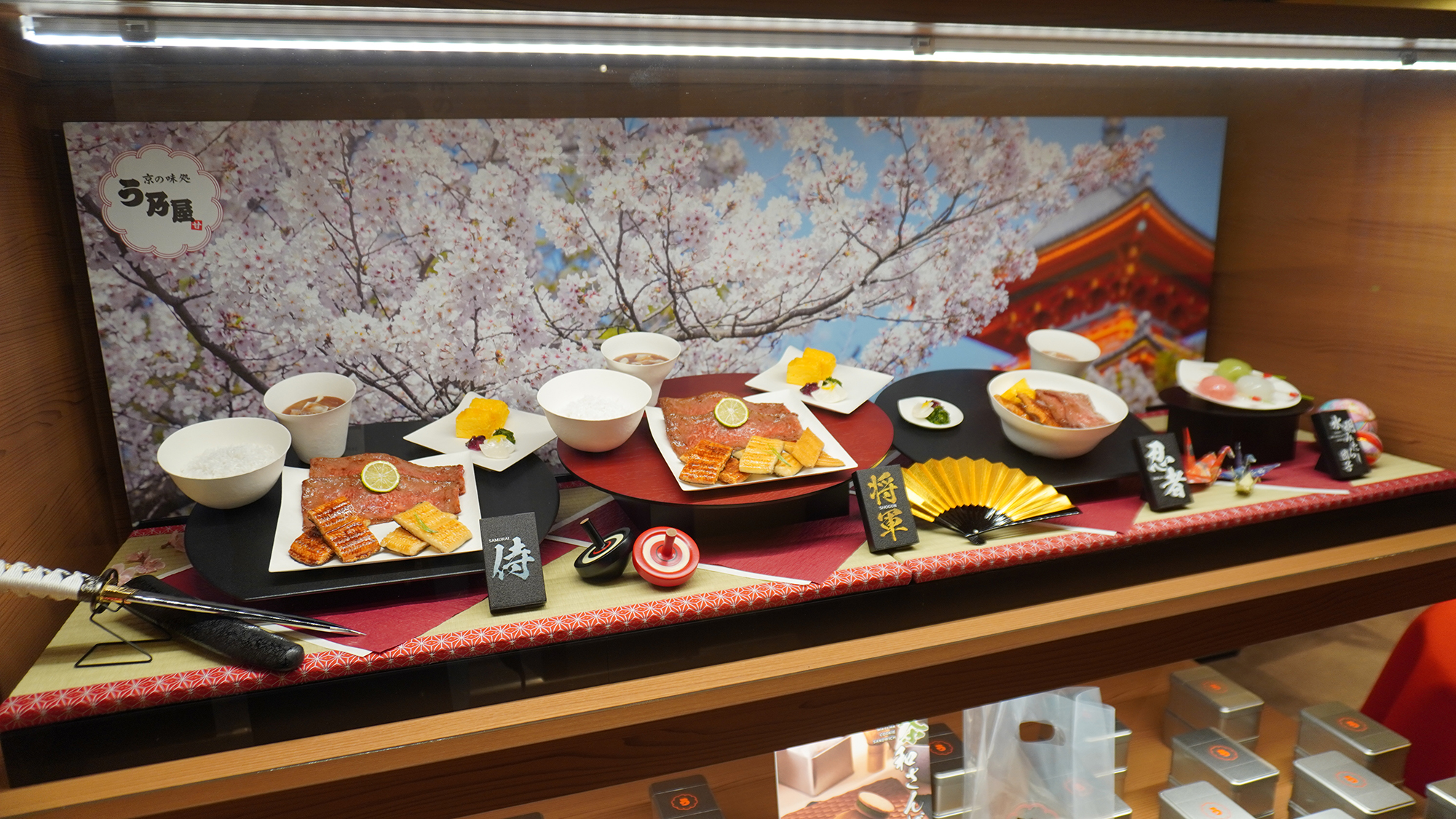 侍、忍者など観光客が喜びそうな名前のメニューが揃う