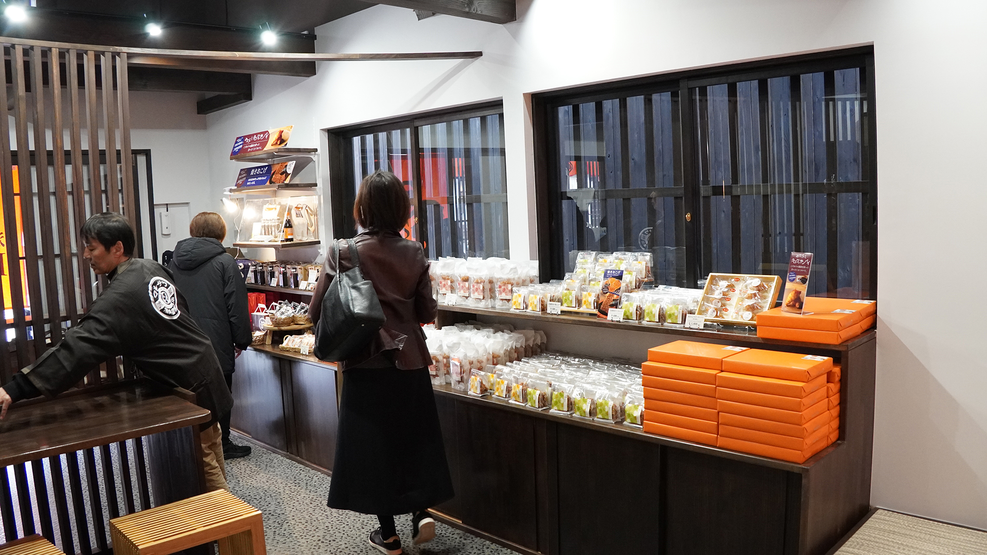 店内には醤油を使ったお土産が販売されている