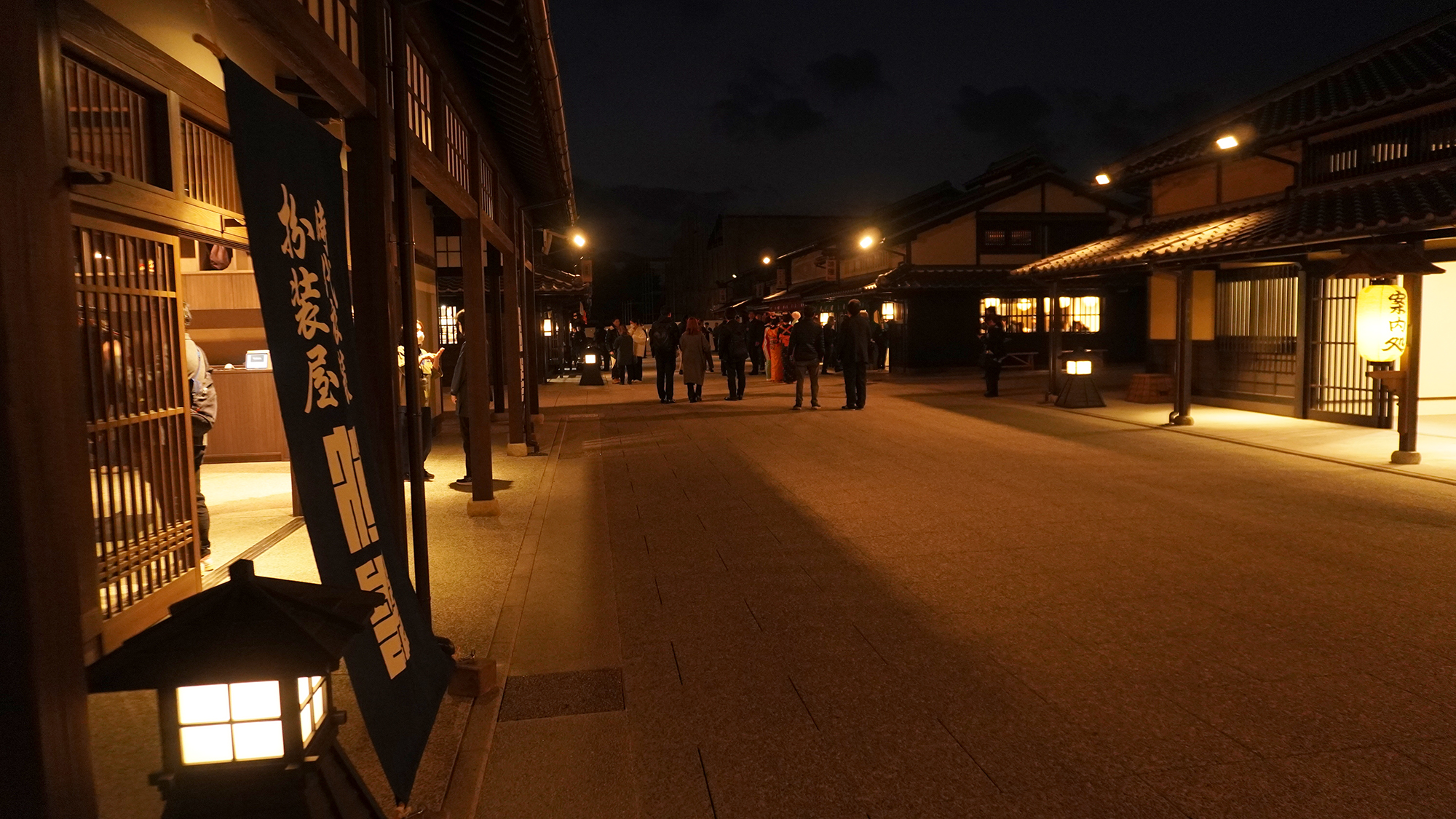 内覧会の夜にも、仕事終わりを地酒やクラフトビールで楽しむ人たちの姿があった