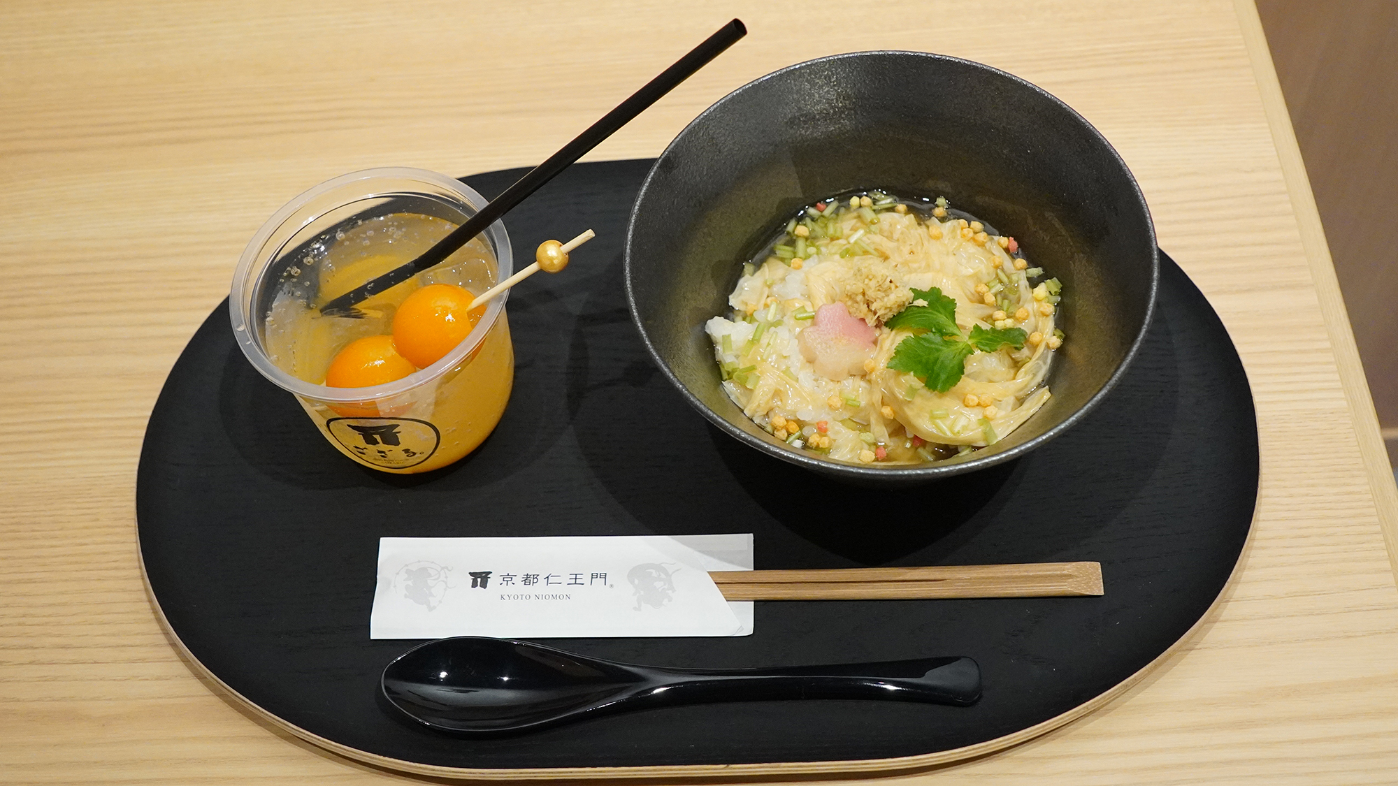 「湯葉のあんかけどんぶり」（右）