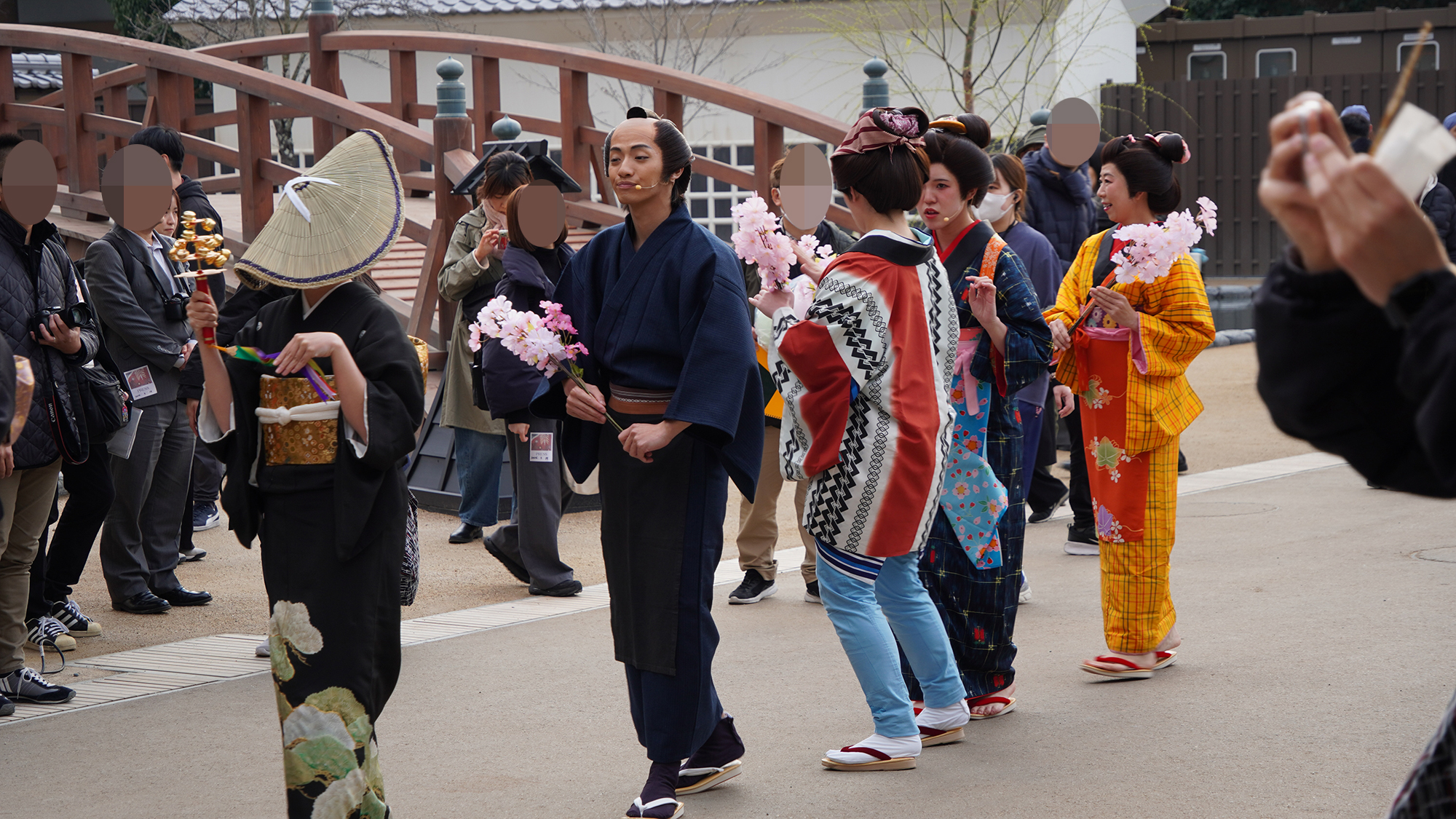 いつの間にか、町人たちも行列に加わっている