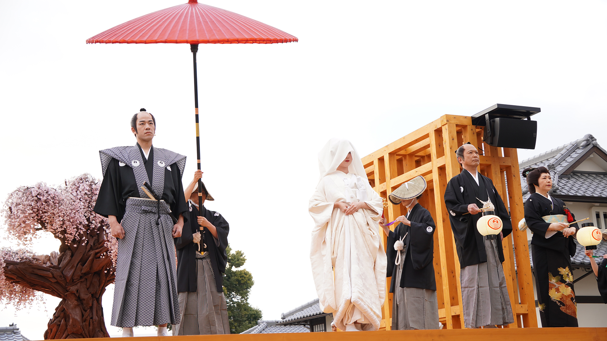 花婿の待つステージに到着すると、ストーリーが進展する