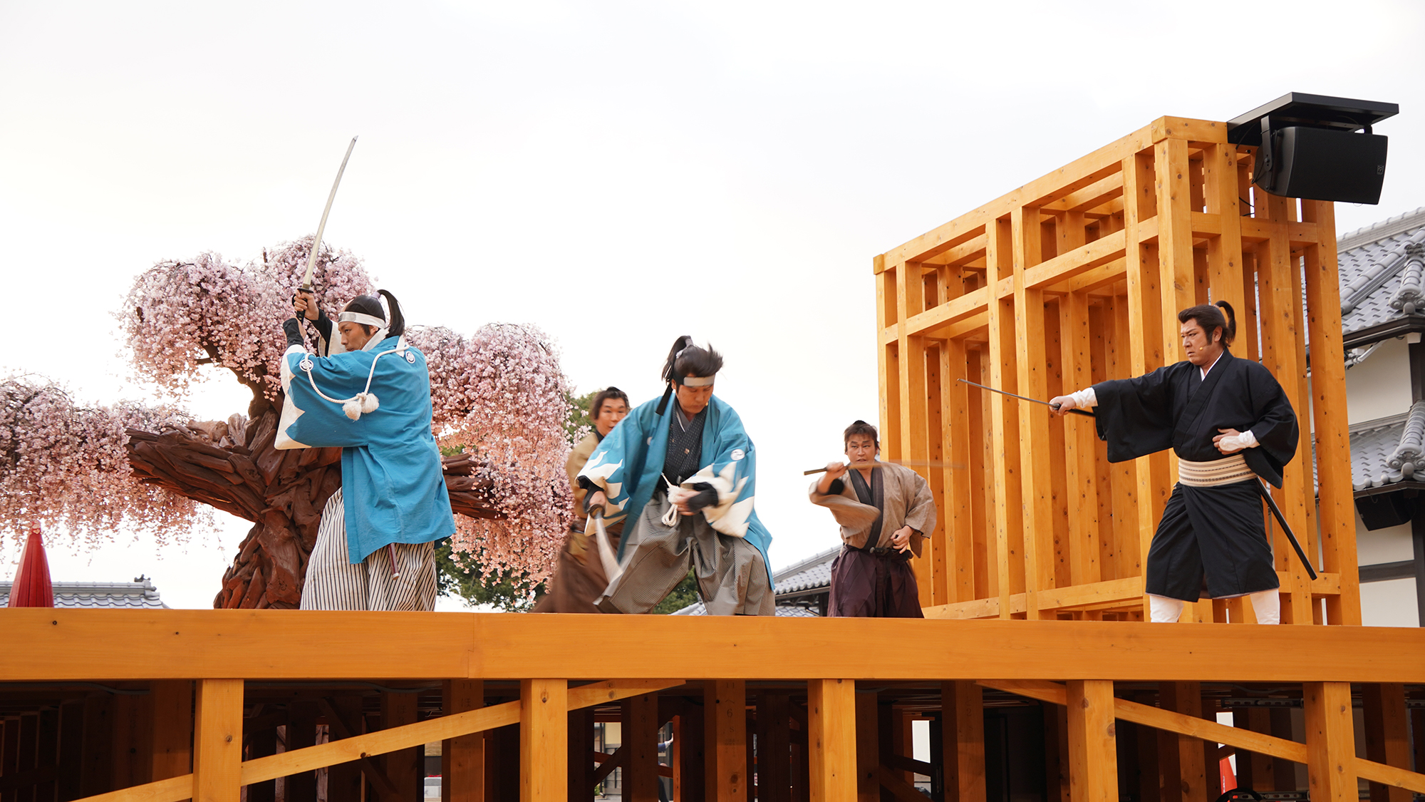 沖田総司と土方歳三が敵をなぎ倒していく