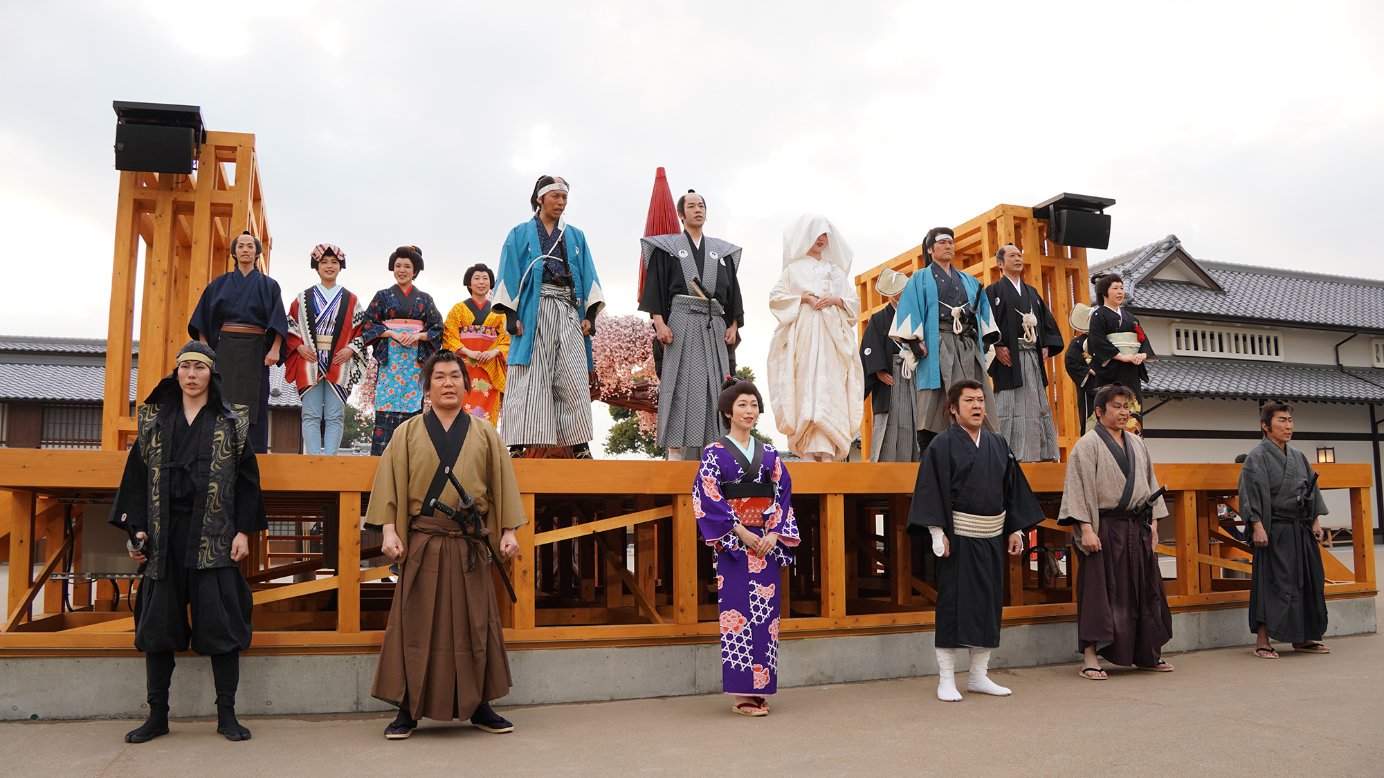 舞台終了後の出演者の挨拶でショーは終了する