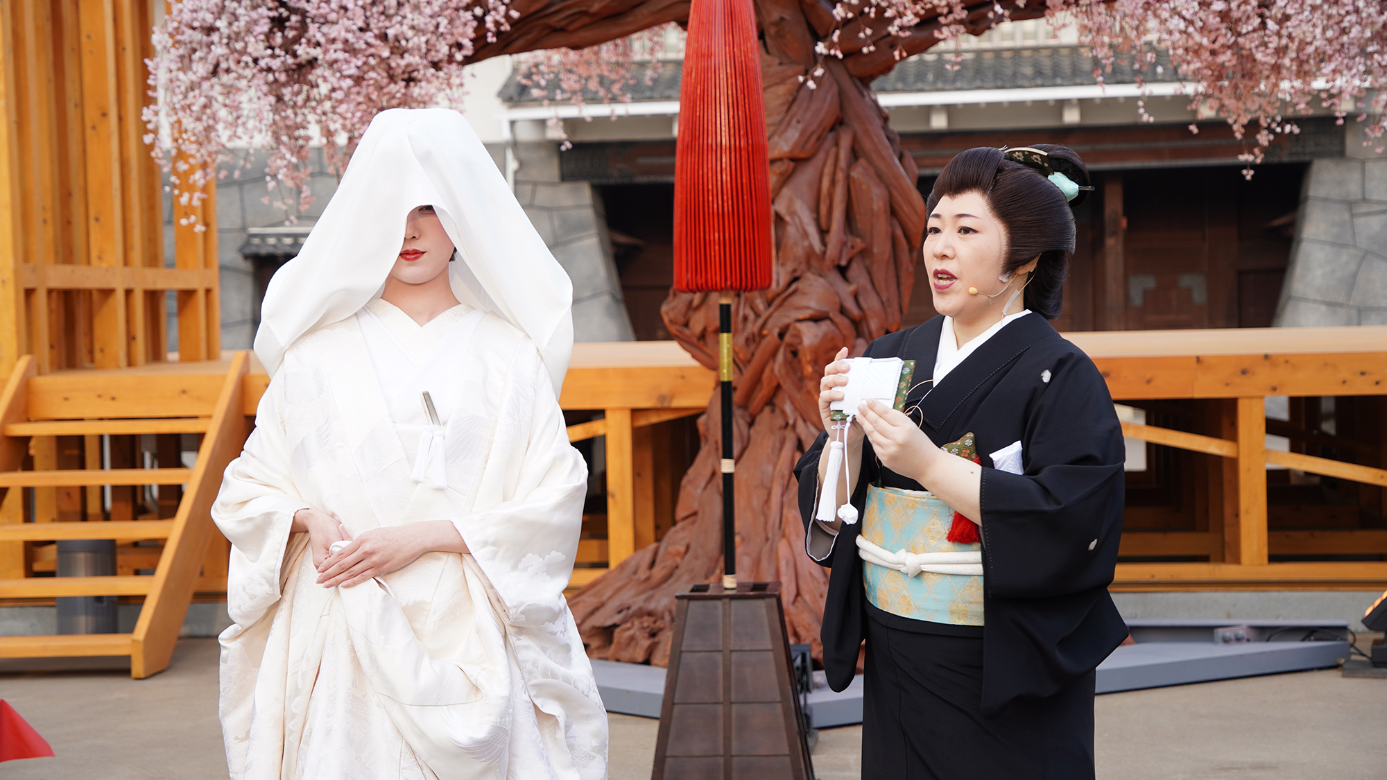 母親に付き添われて白無垢の花嫁が現れる。母親は、1つずつ持ち物の説明をしながら、娘に手渡していく