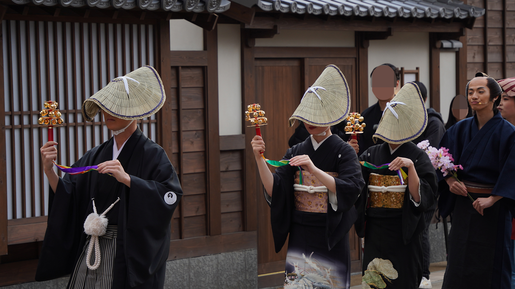 3人が持つ鈴の音に合わせて進んでいく
