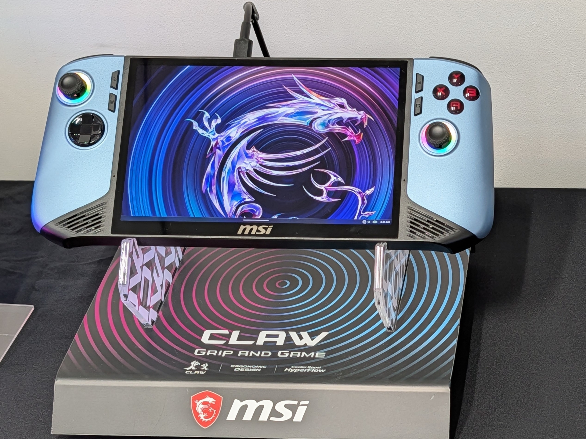 ポータブルゲーミングPC「Claw 8 AI+ A2VM」のカラーバリエーションモデル「Glacier Blue Edition」も展示されていた