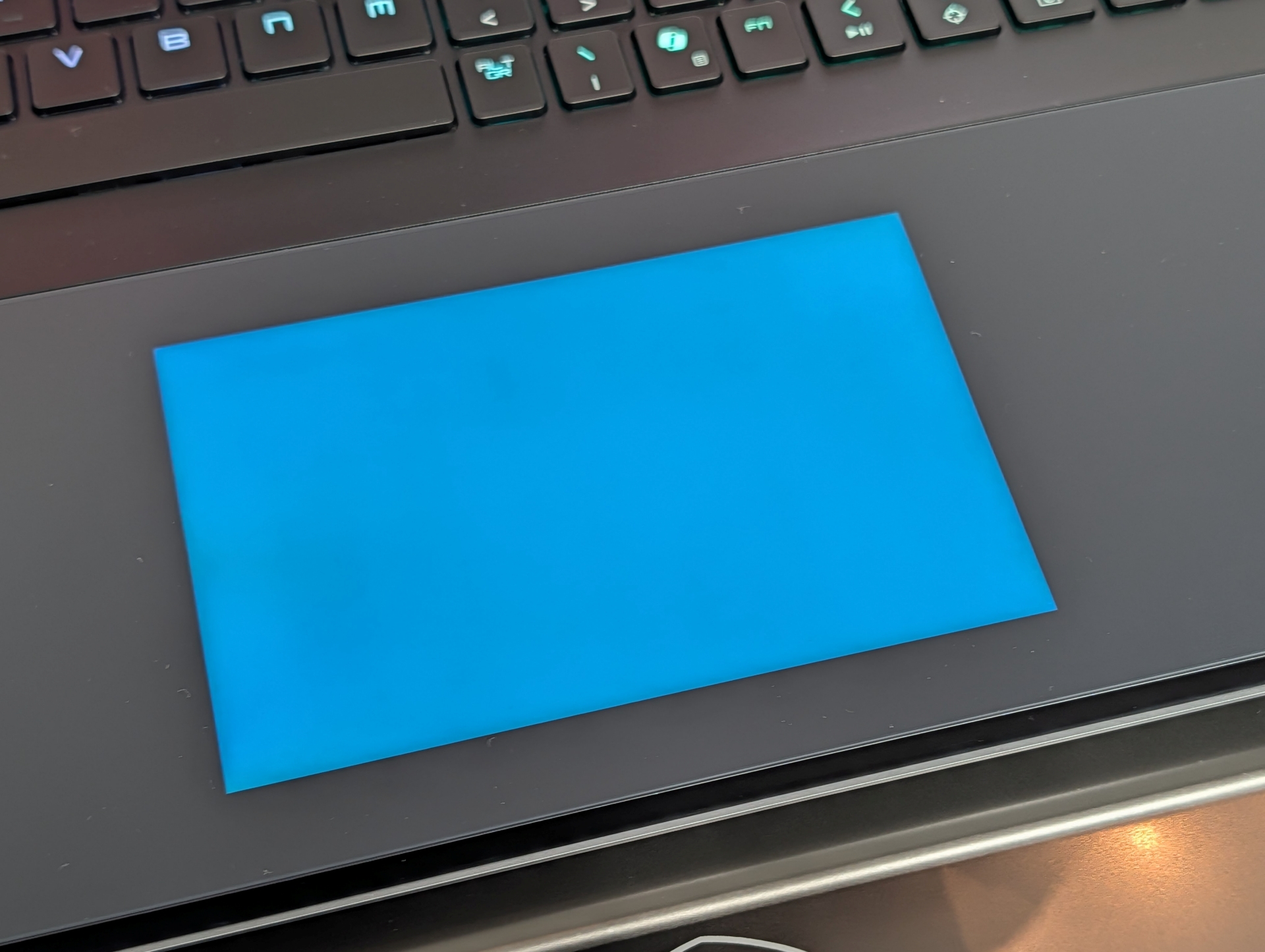 タッチパッド内にRGBライトが仕込まれており、カラフルに色が切り替わる