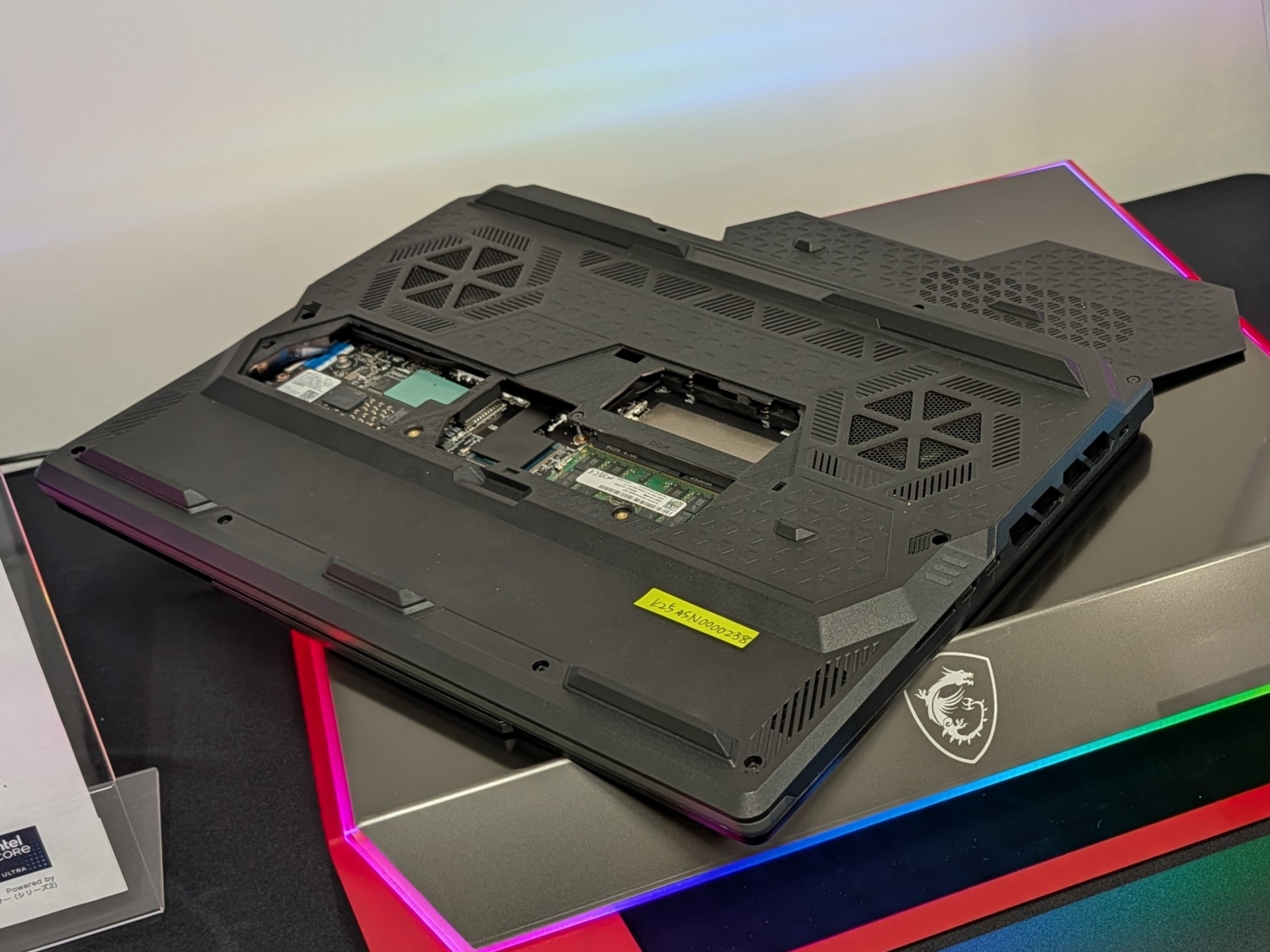 ハイエンドモデル「Raider 16 MAX HX」では、背面のバックパネルを着脱した状態で展示
