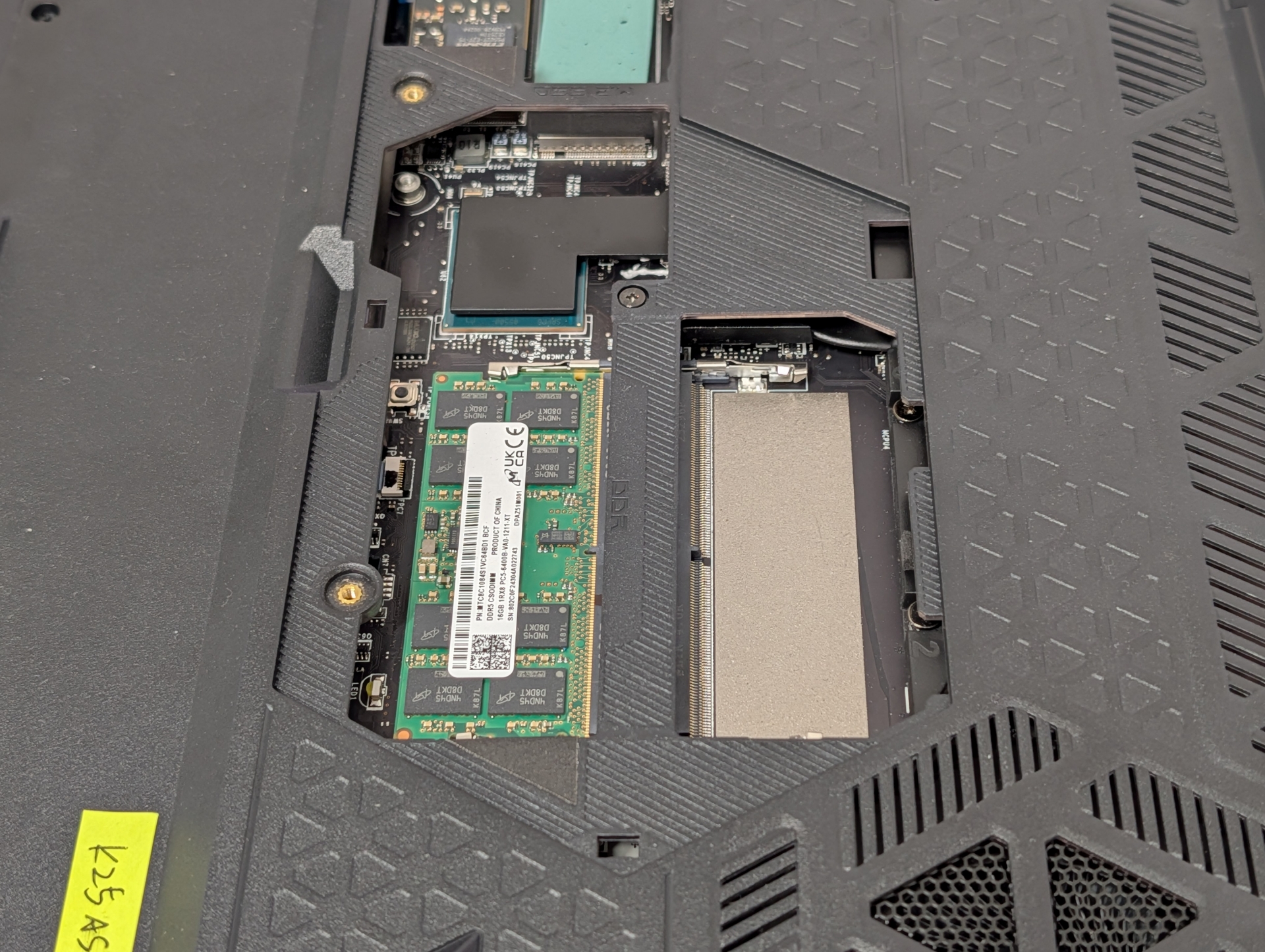 メモリスロットは2基備える。その奥には本来なら冷却ファンを搭載しているが、1月にCESで出展した物をそのまま展示しているため、省略されたままだという