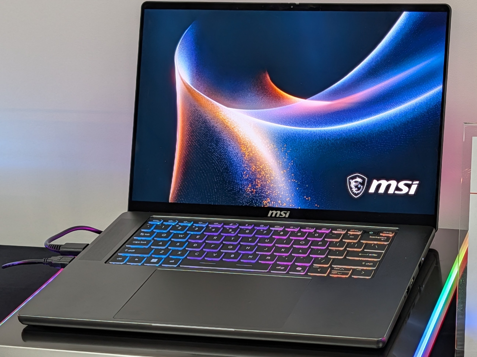 薄型ハイエンド「Stealth 16 AI+」