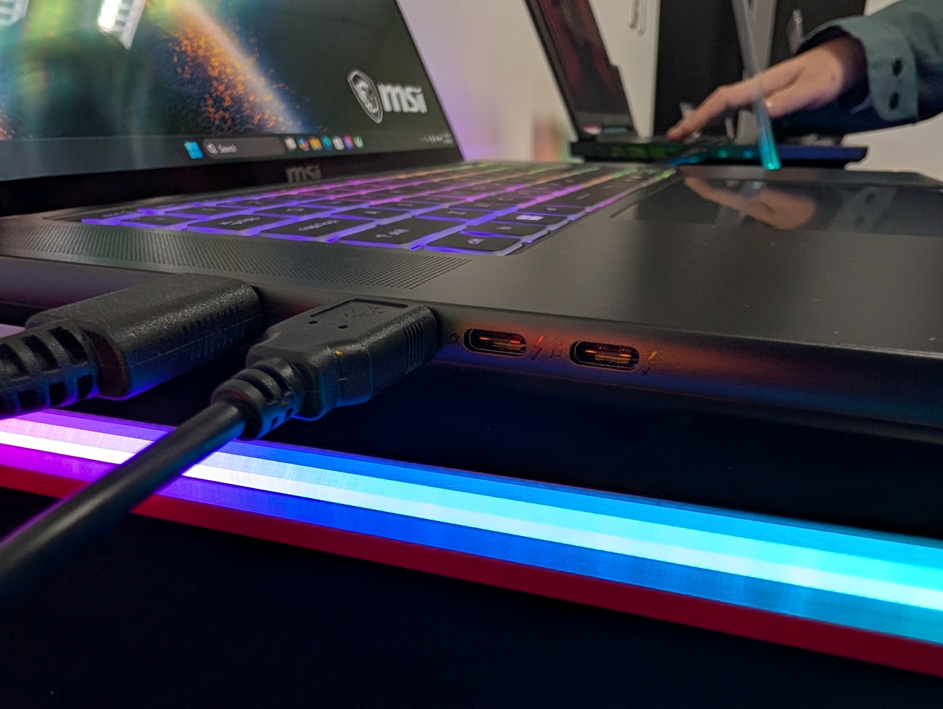 薄型筐体ながら端子類は充実