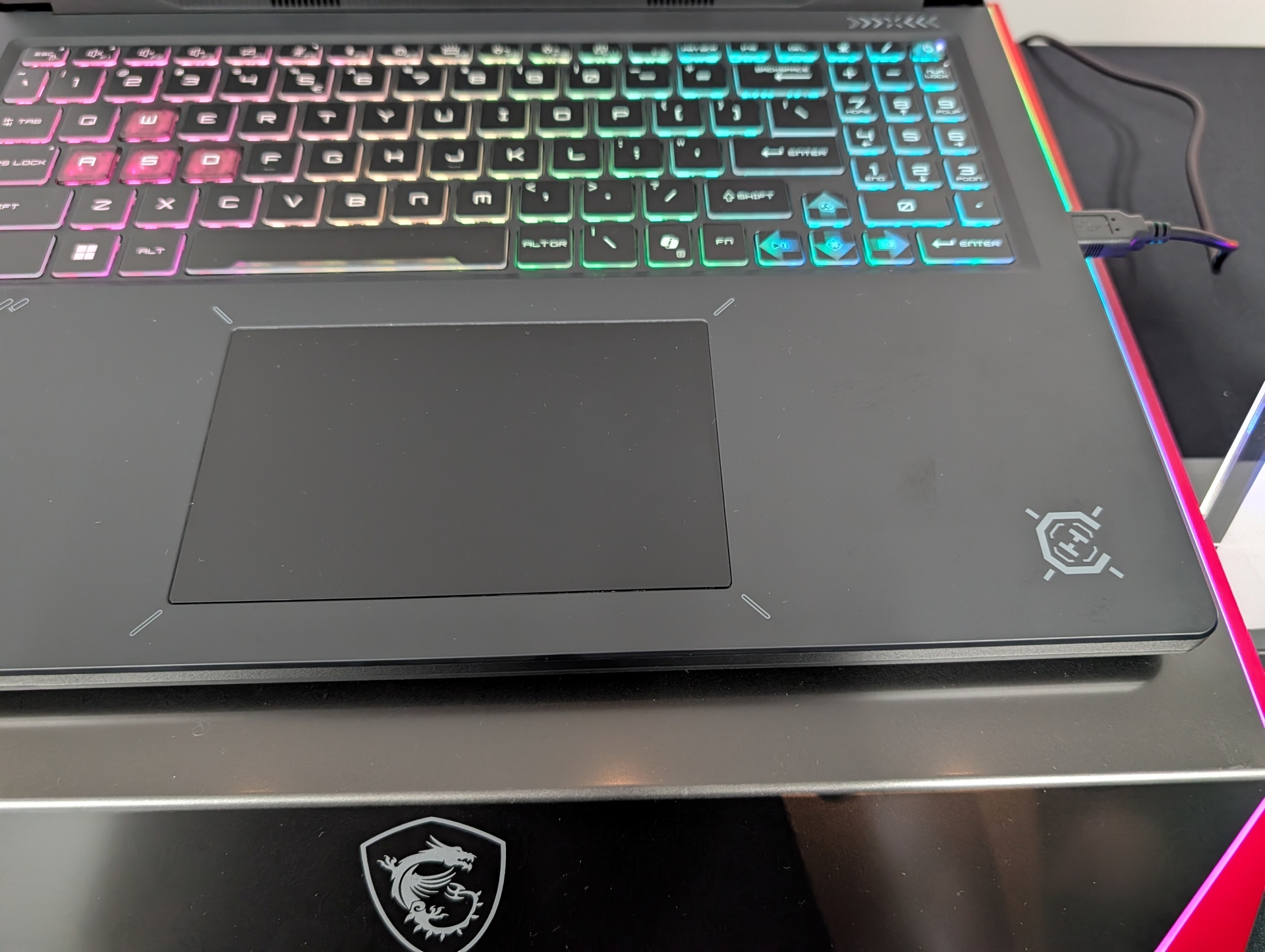 コンパクトなフルキーボードと大型のタッチパッドを備える