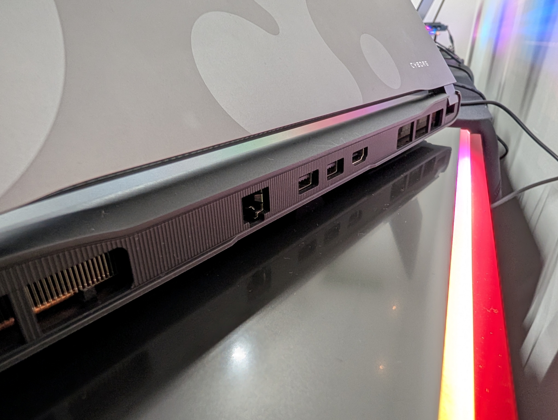 「Cyborg 15 Max」の背面端子類。ゲーミングノートPCらしくないデザイン