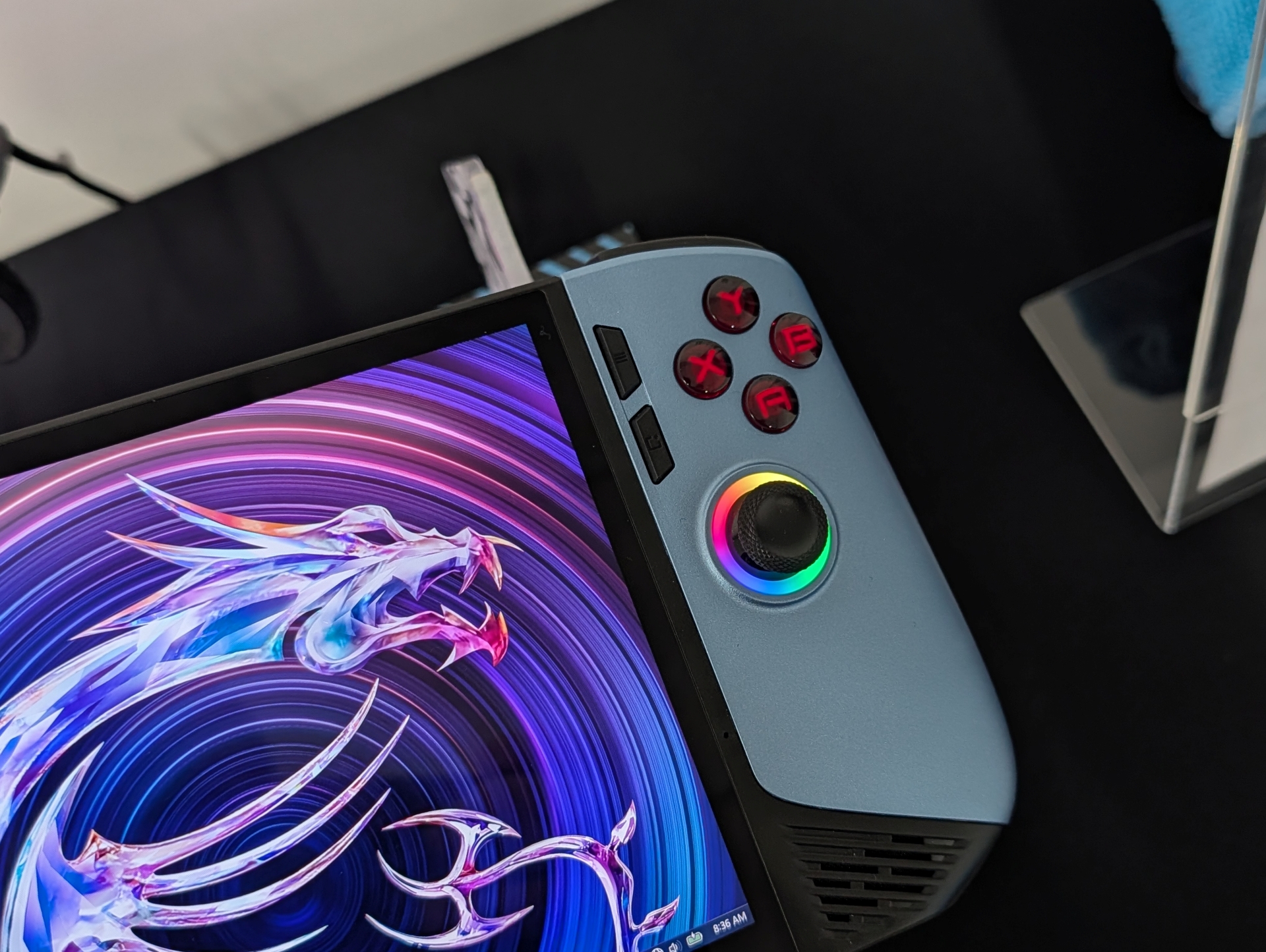 両端のコントローラ部が透き通った雰囲気の「Glacier Blue」になっているのが特徴