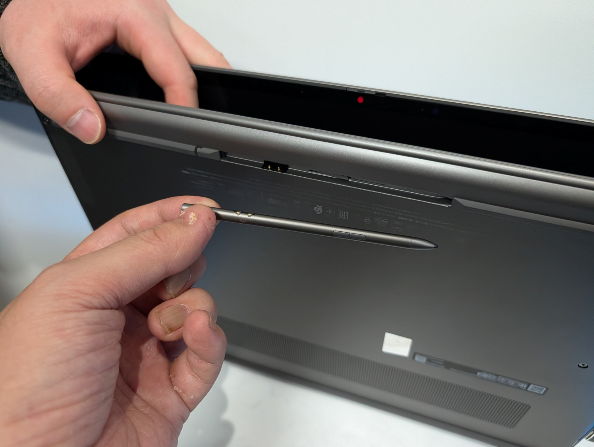 背面にペンを内蔵しており、取り出して利用できる