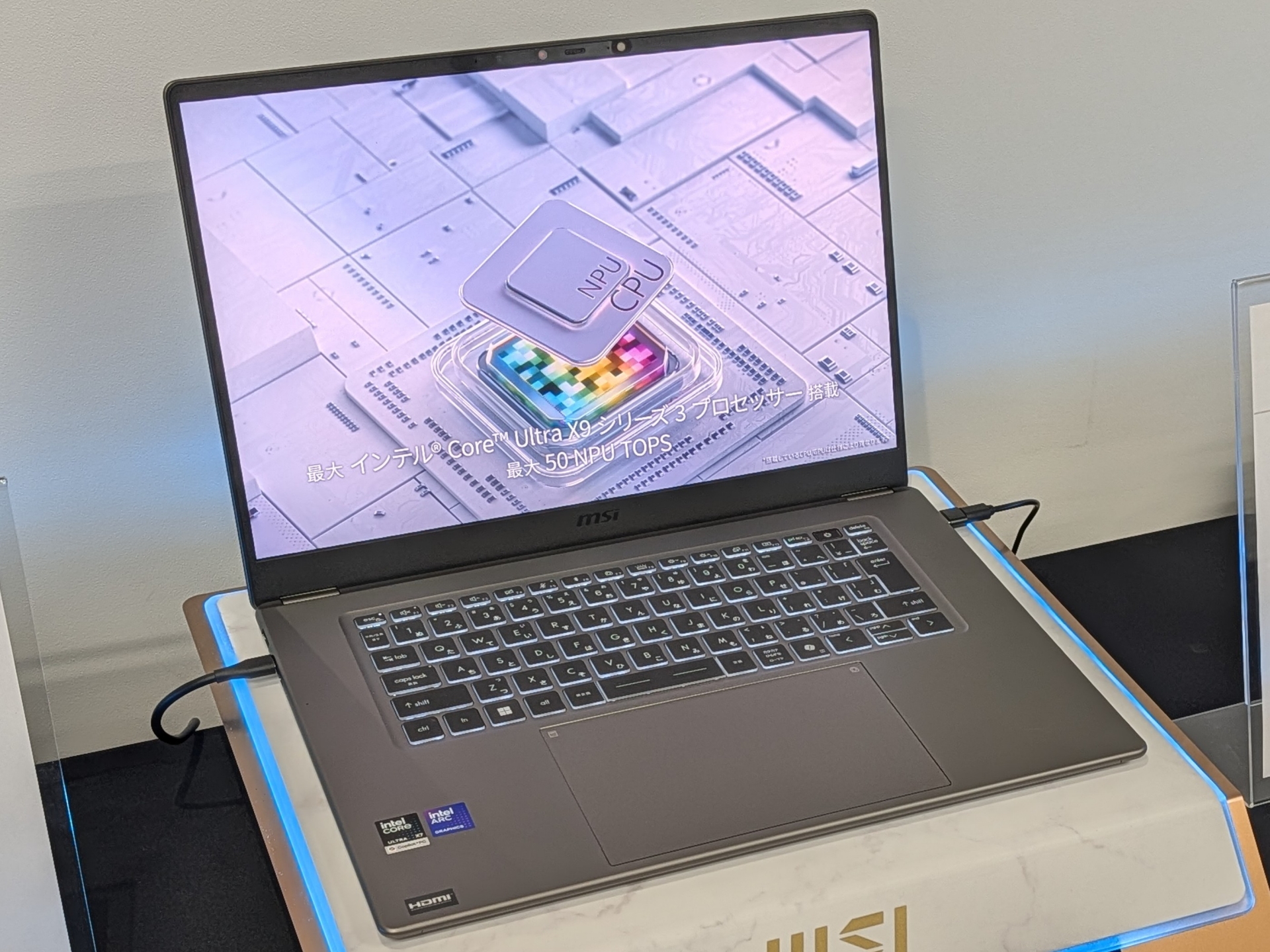 360度回転機能のない「Prestige 16 AI+」