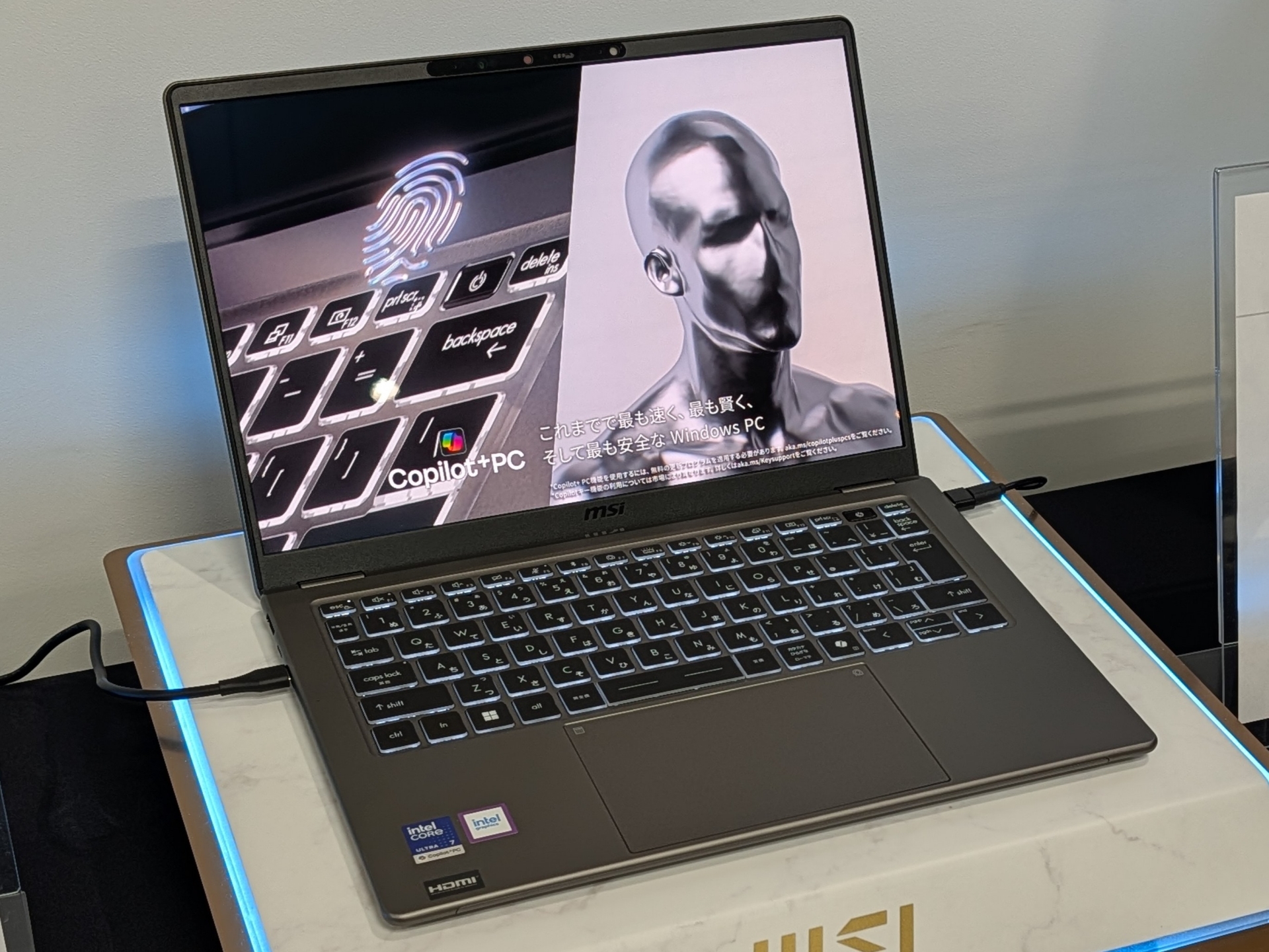 14型で360度回転機構のない「Prestige 14 AI+」