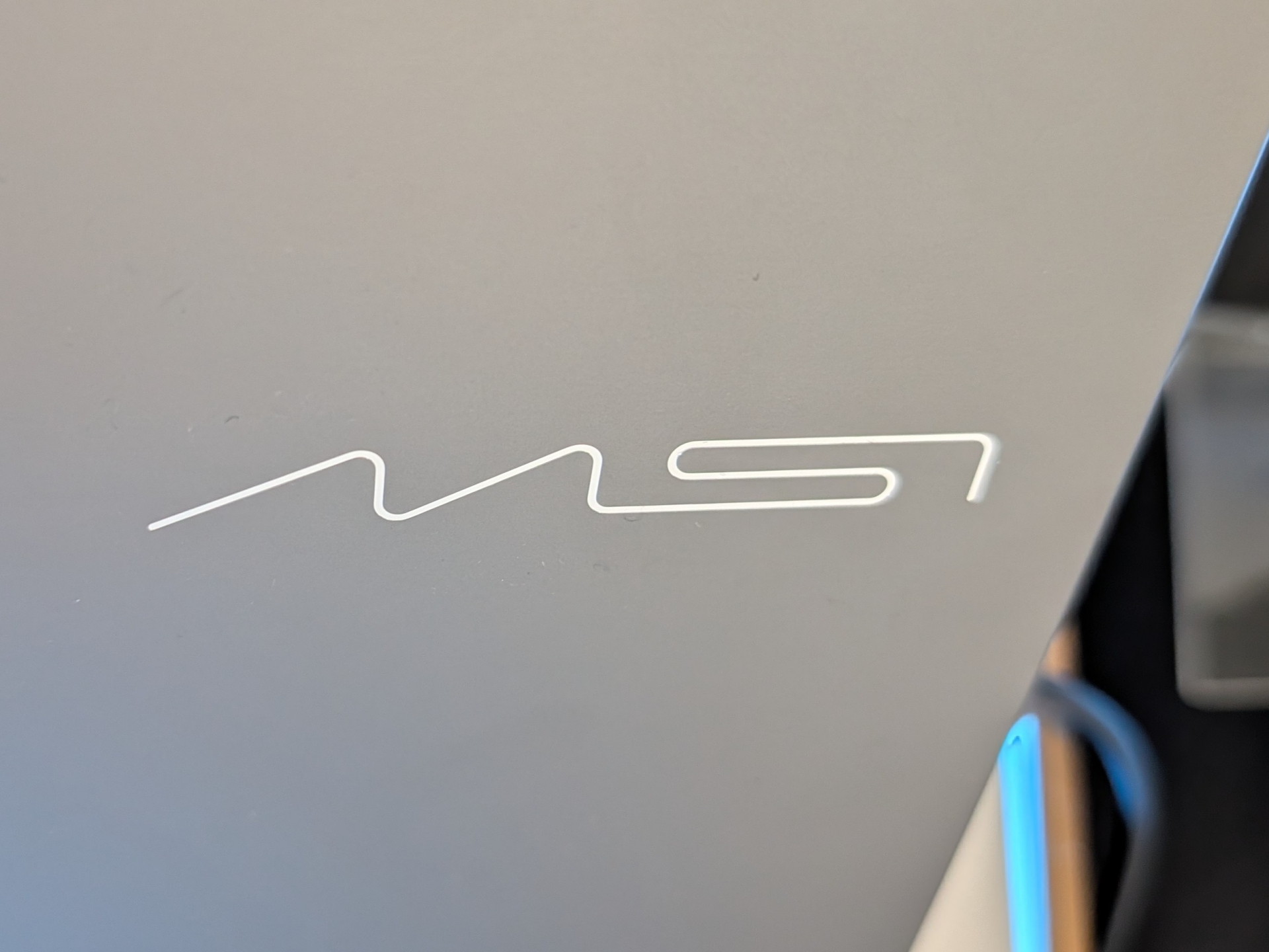 これらビジネスノートの天板には、全てのモデルに新たな「MSI」ロゴが搭載されている