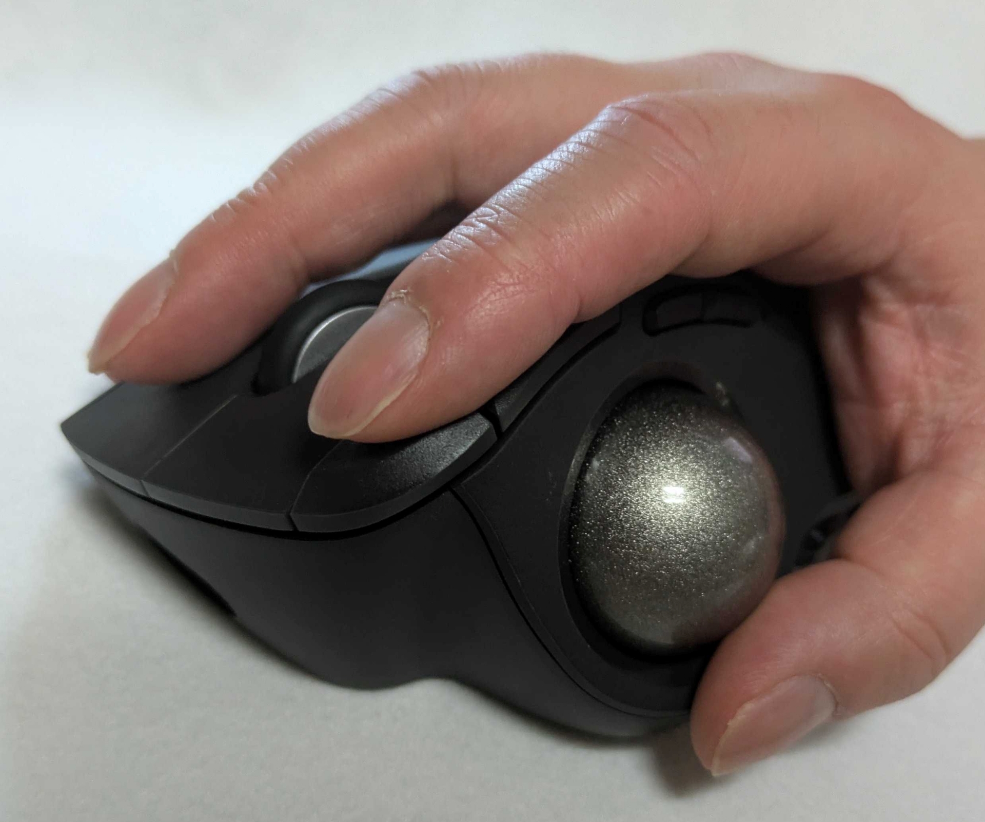 「IST PRO」は本体のそこかしこにボタンが設置されているが、いずれも親指、人差し指でアクセスしやすい位置。多ボタントラボというのはその存在自体が有り難いもの