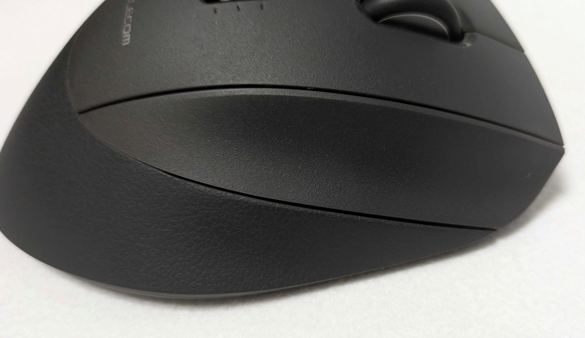 模様のようにも見えるが、ここは自然に手を置くと薬指がスッ……とハマる追加ボタン。一見誤クリックしてしまいそうな配置にも思うが、角度がいいからなのか、中指による右クリックと連動して誤爆する、というようなこともない