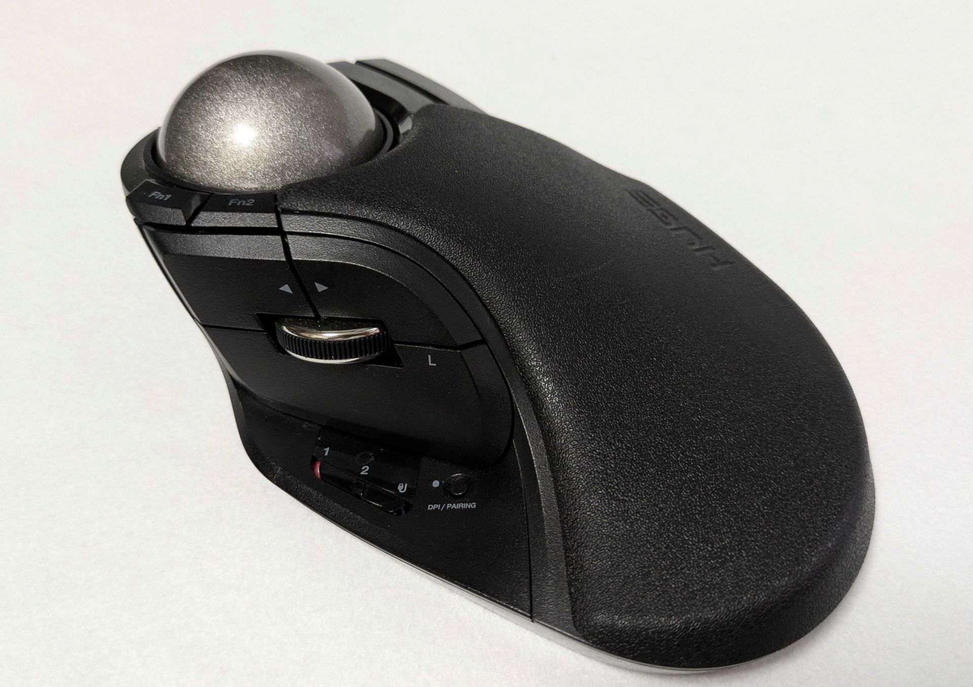 人差し指・中指操作タイプの「HUGE PLUS」。本体中央にボールが設置されていて、基本的にこちらのタイプは親指で左クリック、薬指で右クリックを押すことになる。マウスとはかけ離れた配置になっている