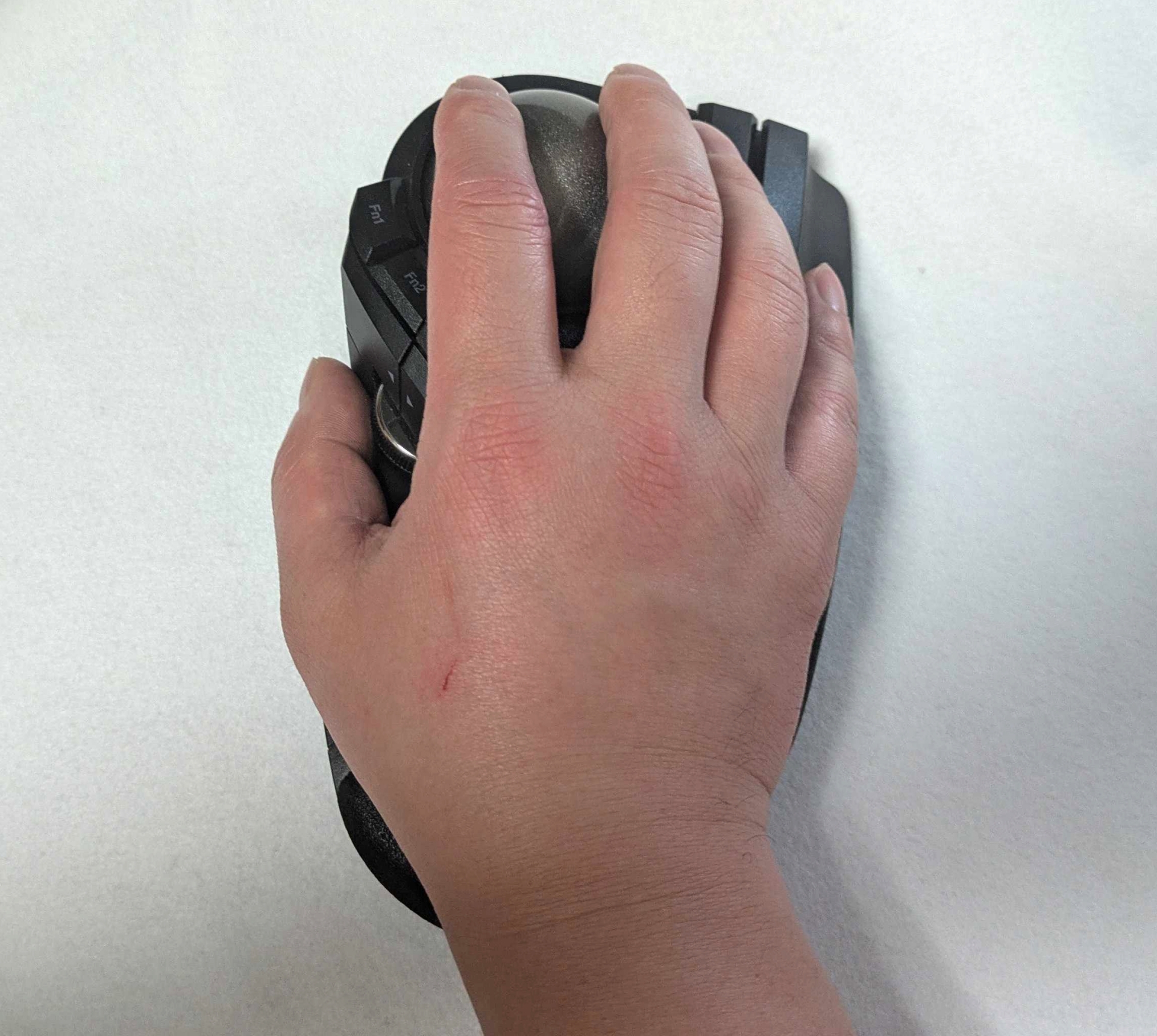 人差し指・中指操作タイプの「HUGE PLUS」。本体中央にボールが設置されていて、基本的にこちらのタイプは親指で左クリック、薬指で右クリックを押すことになる。マウスとはかけ離れた配置になっている