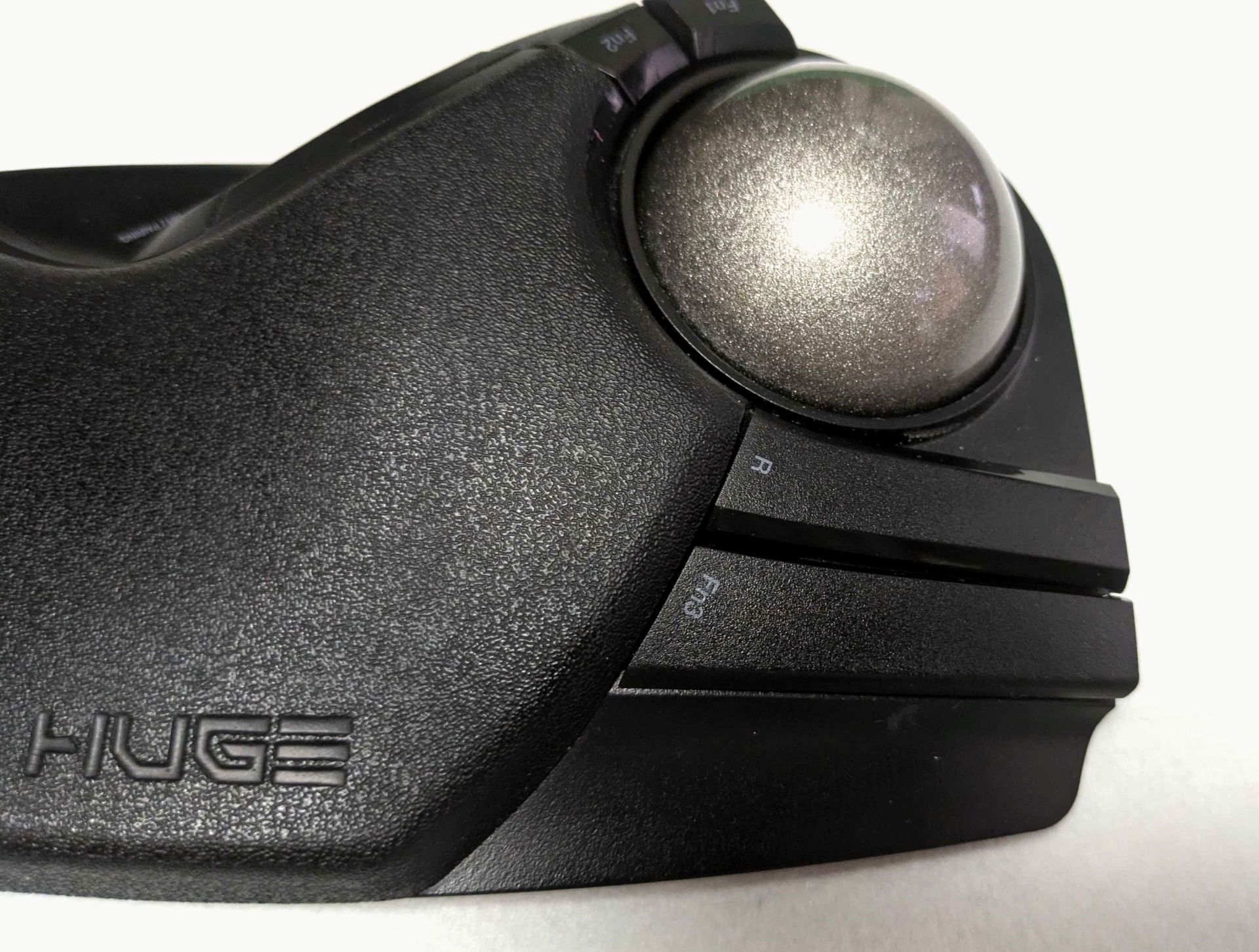 「HUGE PLUS」は何度見ても本体とボールがデカい。このデカさこそが強みであり、手のひらをガッチリと支えるリストレスト、巨大であるがゆえに繊細な操作が可能なボール、そして「HUGE PLUS」ならではのベアリング機構による操作の軽さは極上である