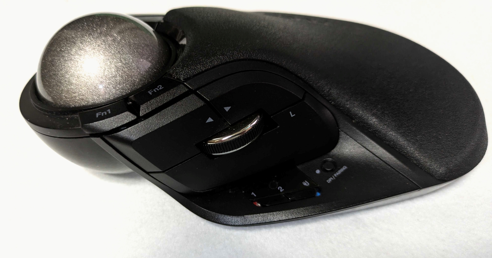 「HUGE PLUS」は何度見ても本体とボールがデカい。このデカさこそが強みであり、手のひらをガッチリと支えるリストレスト、巨大であるがゆえに繊細な操作が可能なボール、そして「HUGE PLUS」ならではのベアリング機構による操作の軽さは極上である