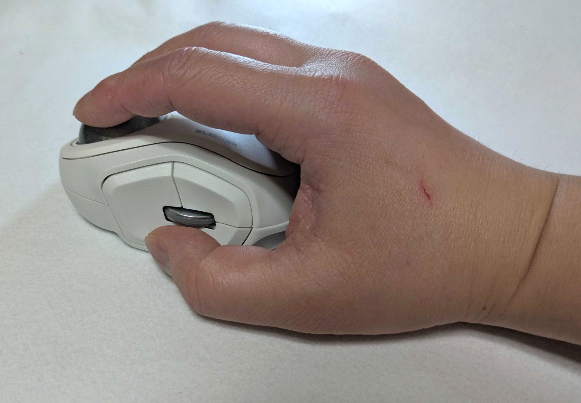 同じシリーズ名でも対応する指が違うため形状や使用感は全く異なる。共通するのは小型のボールによる軽快な操作感と、マウスで言う”つまみ持ち”のようなホールド感になること