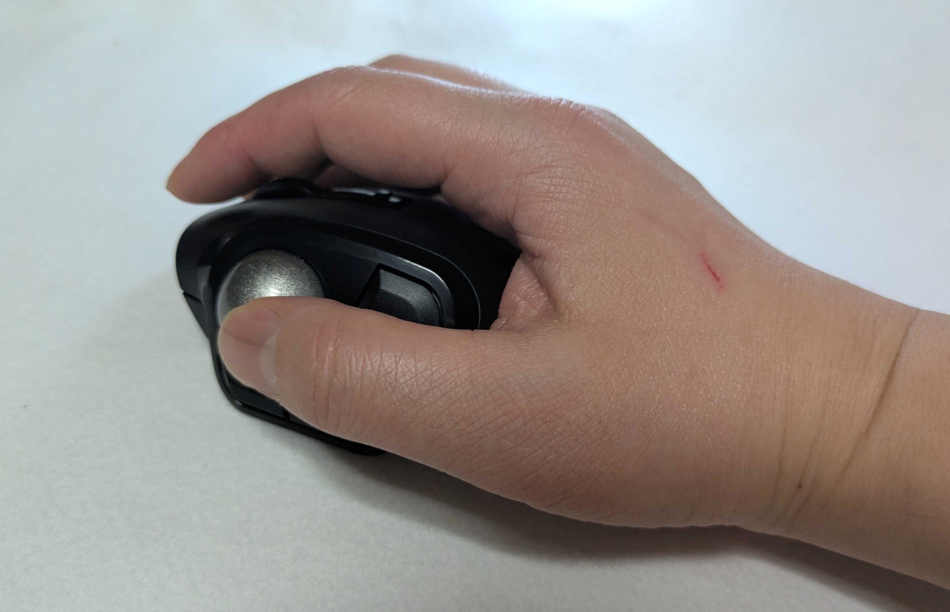 同じシリーズ名でも対応する指が違うため形状や使用感は全く異なる。共通するのは小型のボールによる軽快な操作感と、マウスで言う”つまみ持ち”のようなホールド感になること