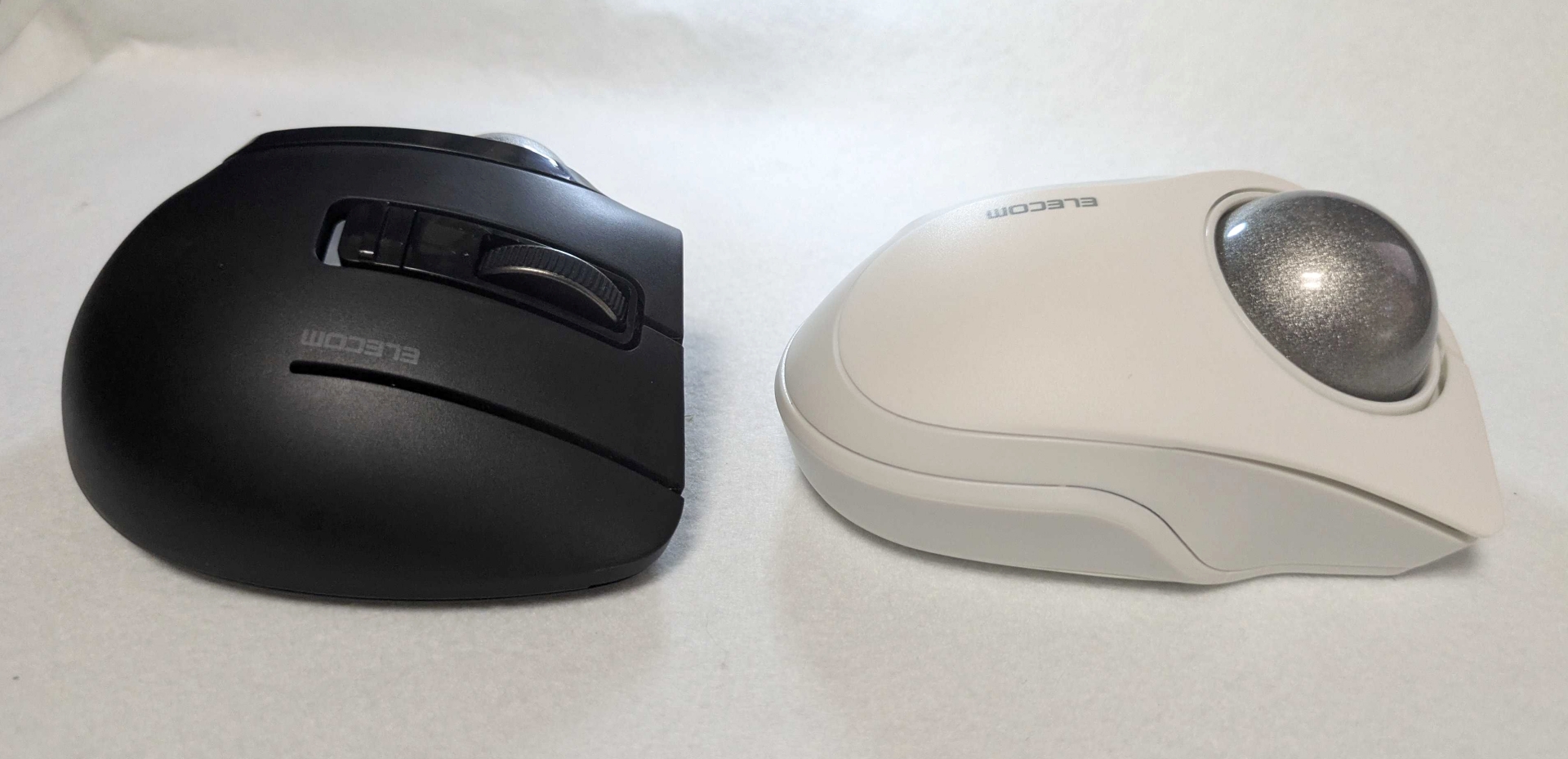 同じシリーズ名でも対応する指が違うため形状や使用感は全く異なる。共通するのは小型のボールによる軽快な操作感と、マウスで言う”つまみ持ち”のようなホールド感になること