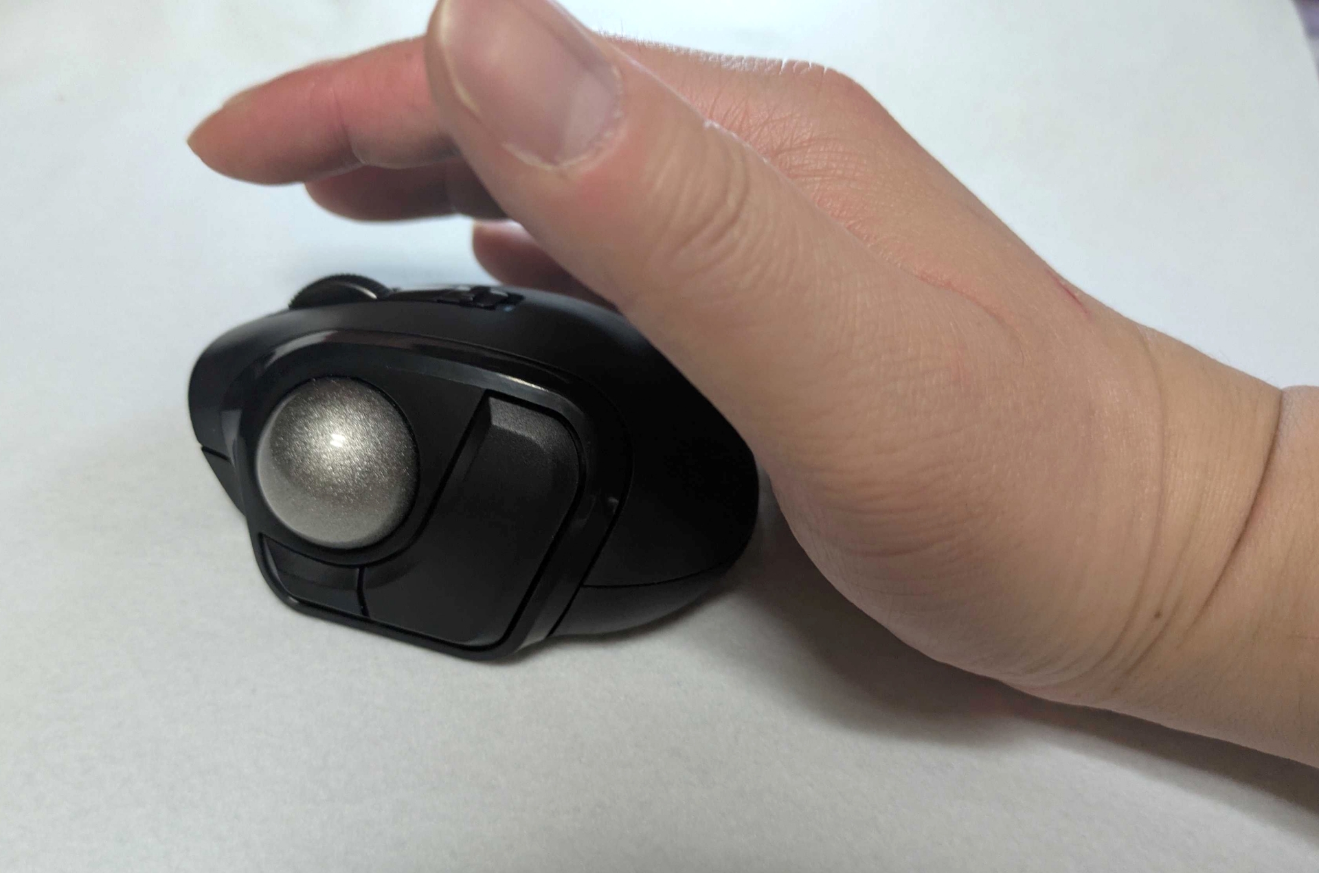 本体サイズの関係でリストレスも短いため、本体接地面の後ろに手首を置くスペースが必要になる