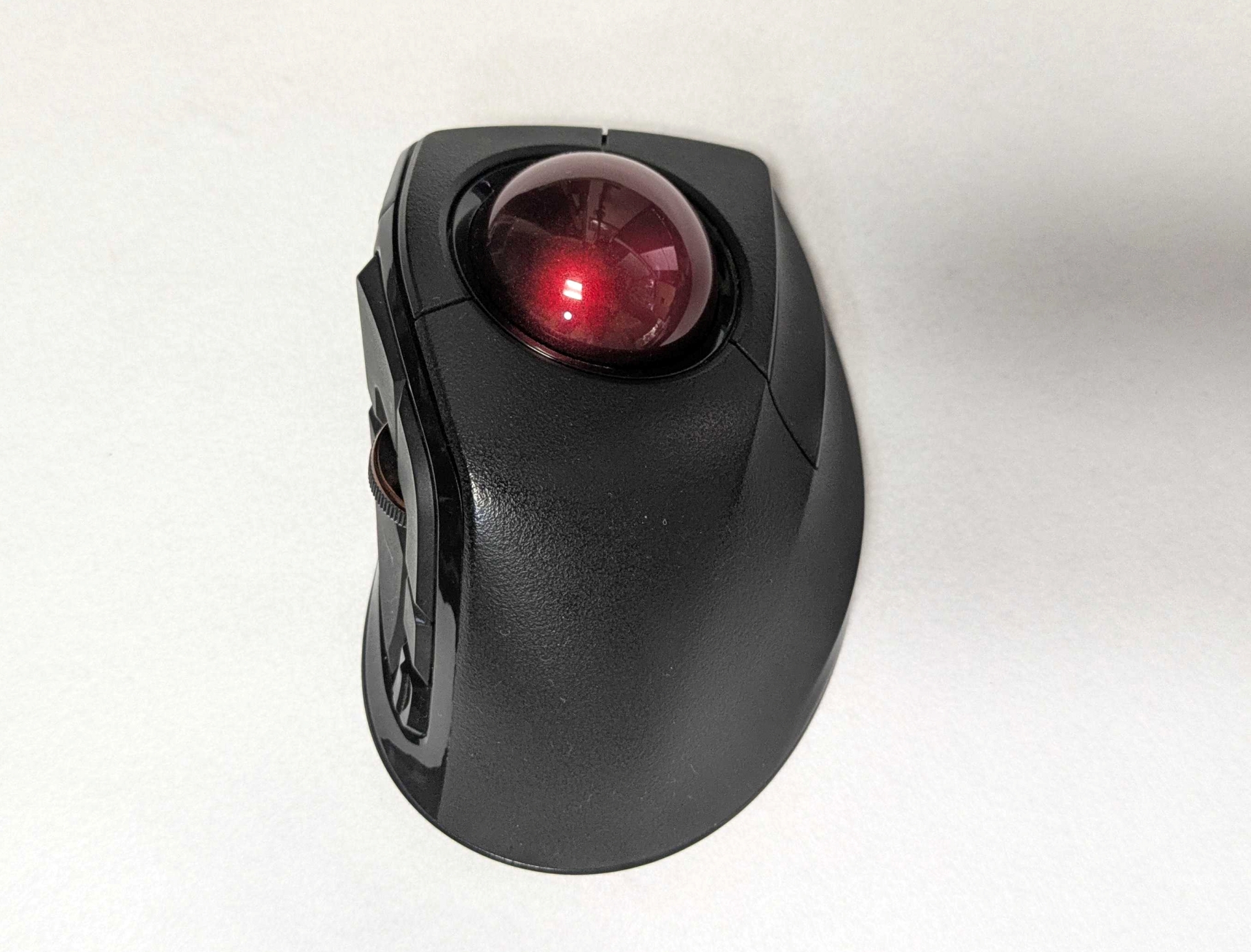 筆者のモバイル必携トラボ「DEFT PRO」。親指側のボタン配置がやや密度高めだが、実際使ってみると窮屈さは感じない。充実したボタン数とサイズ、重量、そしてやや急勾配なリストレストが手に吸い付くようで、外出先の狭いスペースで操作するには最適解のひとつだと思う