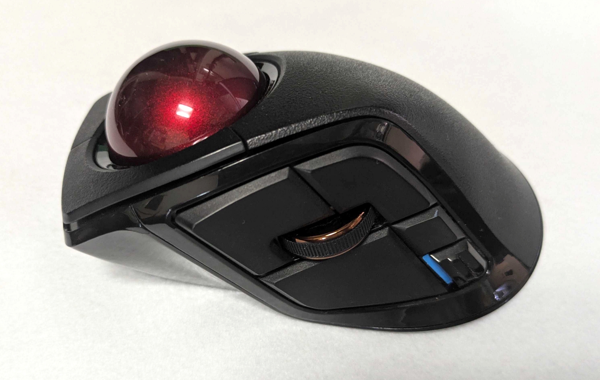 筆者のモバイル必携トラボ「DEFT PRO」。親指側のボタン配置がやや密度高めだが、実際使ってみると窮屈さは感じない。充実したボタン数とサイズ、重量、そしてやや急勾配なリストレストが手に吸い付くようで、外出先の狭いスペースで操作するには最適解のひとつだと思う