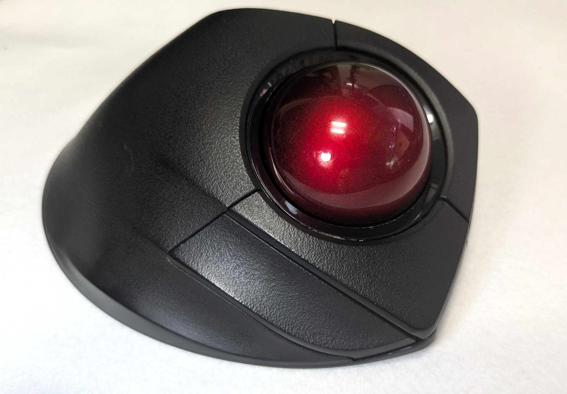 筆者のモバイル必携トラボ「DEFT PRO」。親指側のボタン配置がやや密度高めだが、実際使ってみると窮屈さは感じない。充実したボタン数とサイズ、重量、そしてやや急勾配なリストレストが手に吸い付くようで、外出先の狭いスペースで操作するには最適解のひとつだと思う