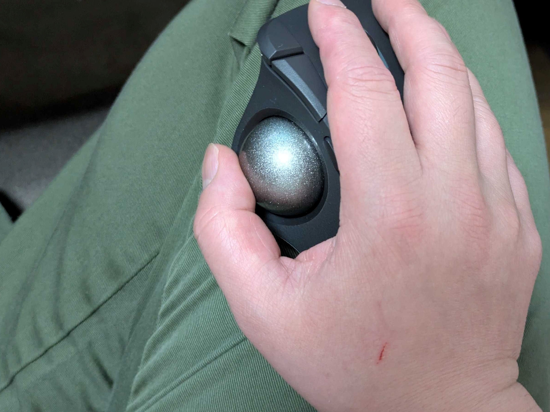 床だろうと腿の上だろうと、「置けば使える」のはトラックボールの良いところ。姿勢を問わないため”だらけゲームプレイ”にも非常に適性が高い