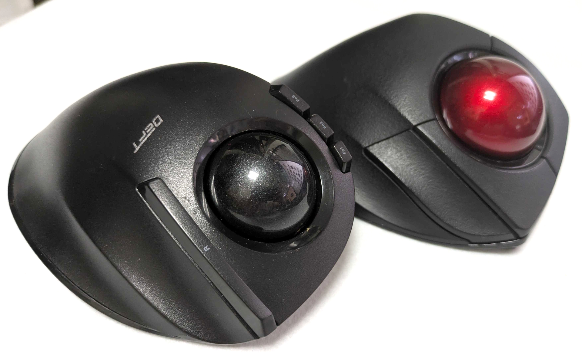 こちらも姉妹機「DEFT」（左）と比較してみると、「HUGE」シリーズよりその差は顕著。主に親指側のボタン配置が異なるほか、「DEFT」は「DEFT PRO」よりボールサイズが少し小さく、右クリックが細い。「DEFT PRO」のほうが多機能ではあるが「DEFT」のほうが実売価格は圧倒的に安いため、一回使ってみたいという方には「DEFT」も良い機種だと思う